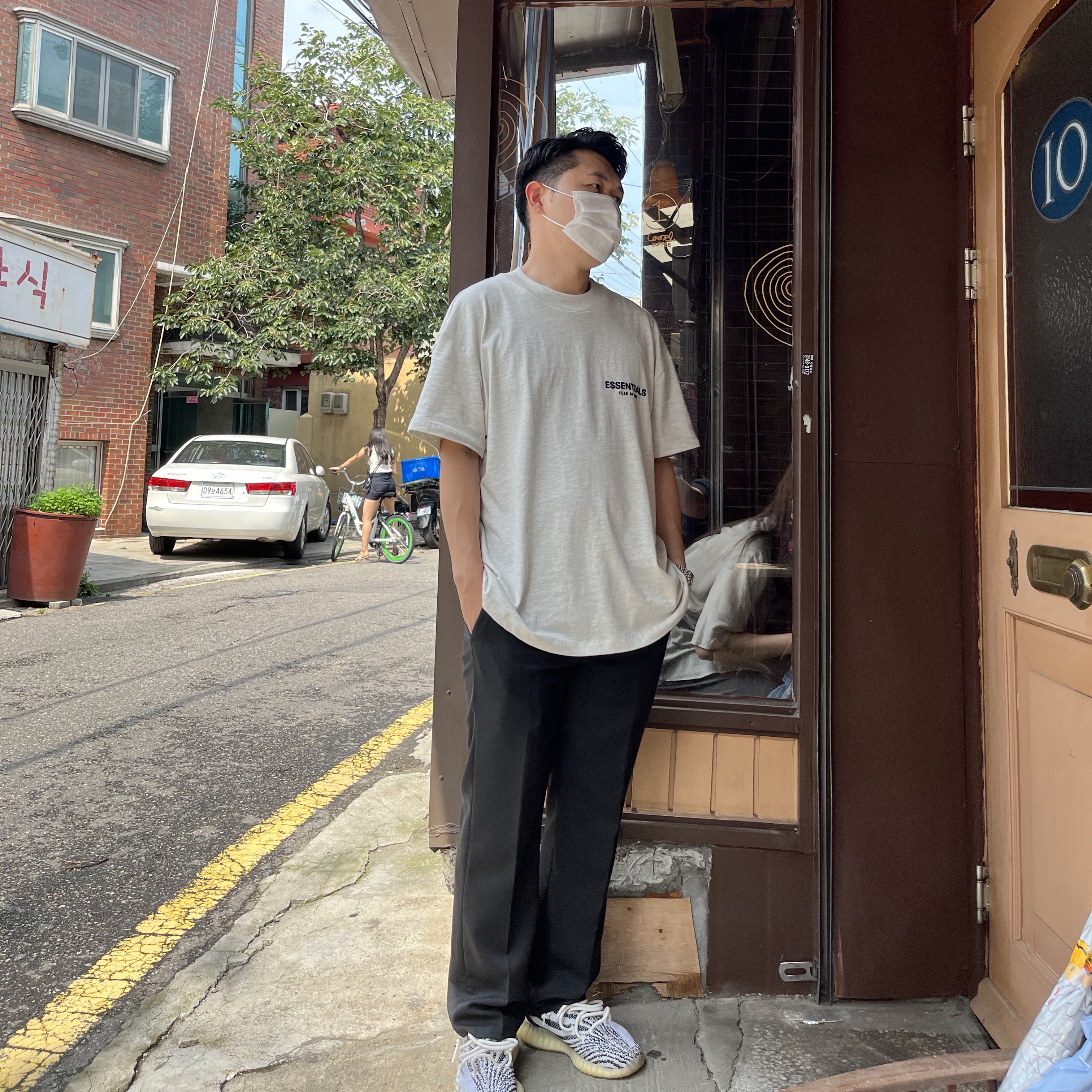 Essentials The Core Collection T-Shirt Light Oatmeal, Adidas Yeezy Boost 350 V2 Zebra 2017/2019/2020 착용 스타일