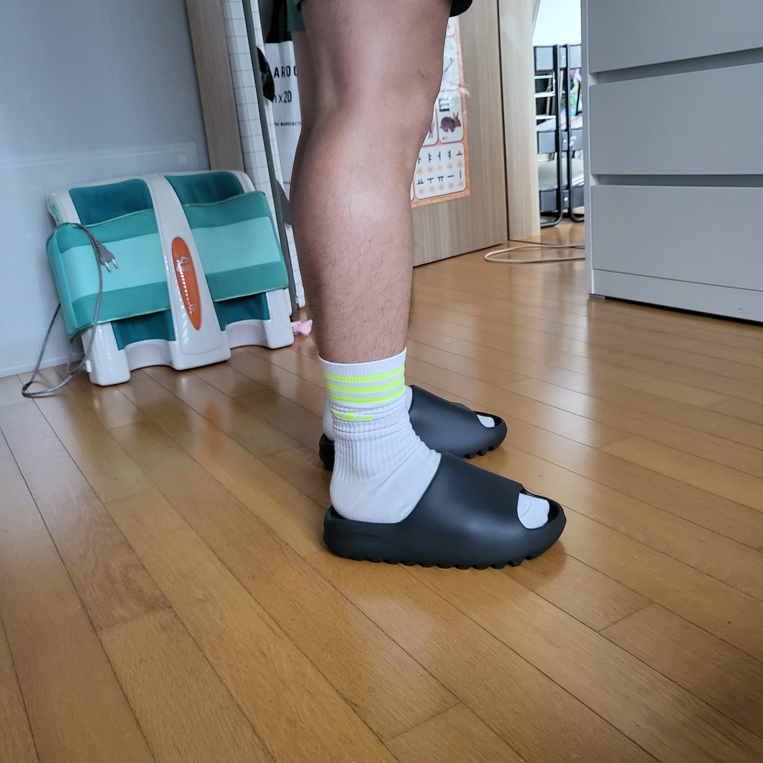 Adidas Yeezy Slide Onyx 착용 스타일 - 2
