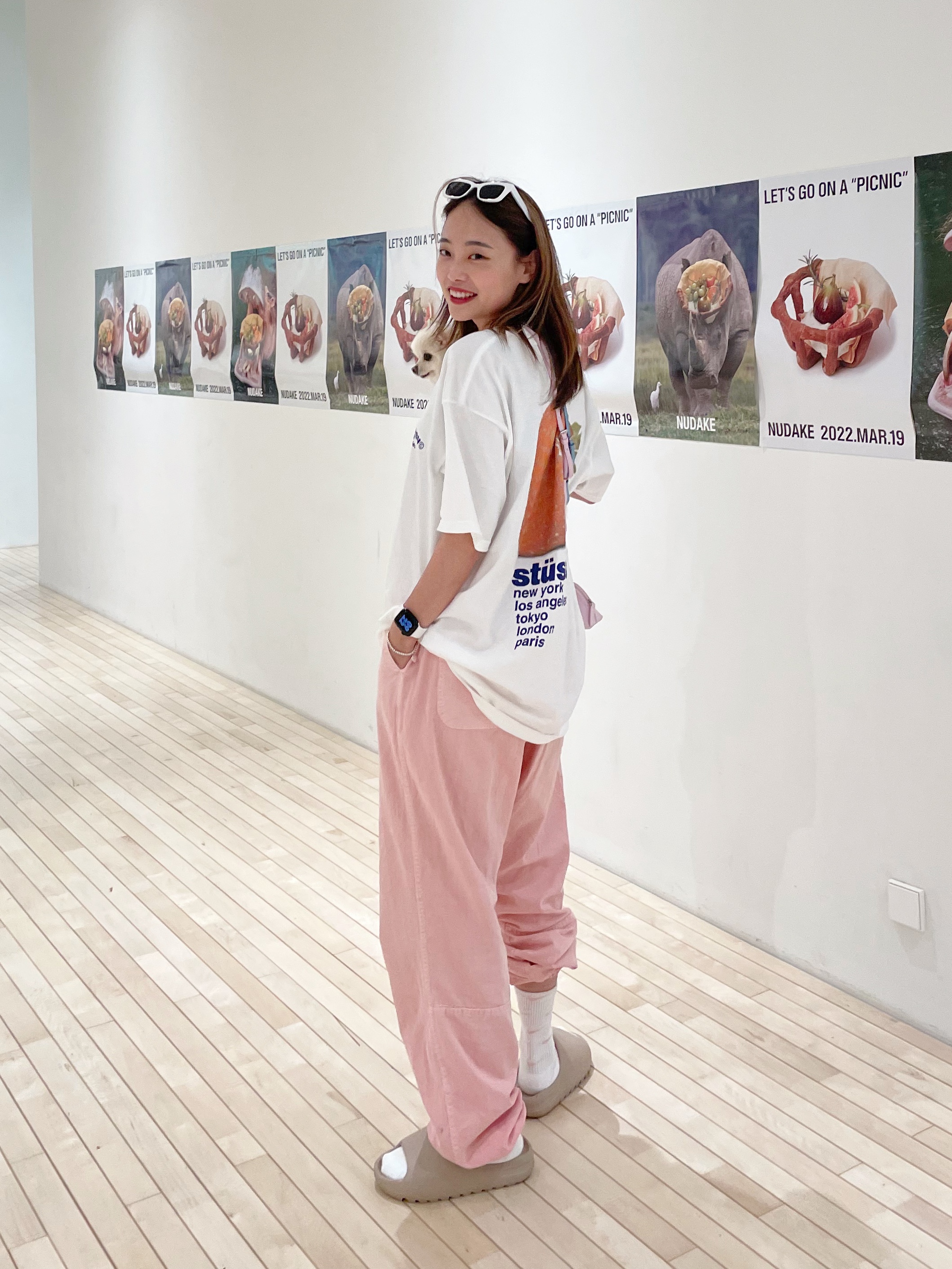 Adidas Yeezy Slide Pure - Re-Release Ver., Stussy Strawberry T-Shirt White 착용 스타일 - 4