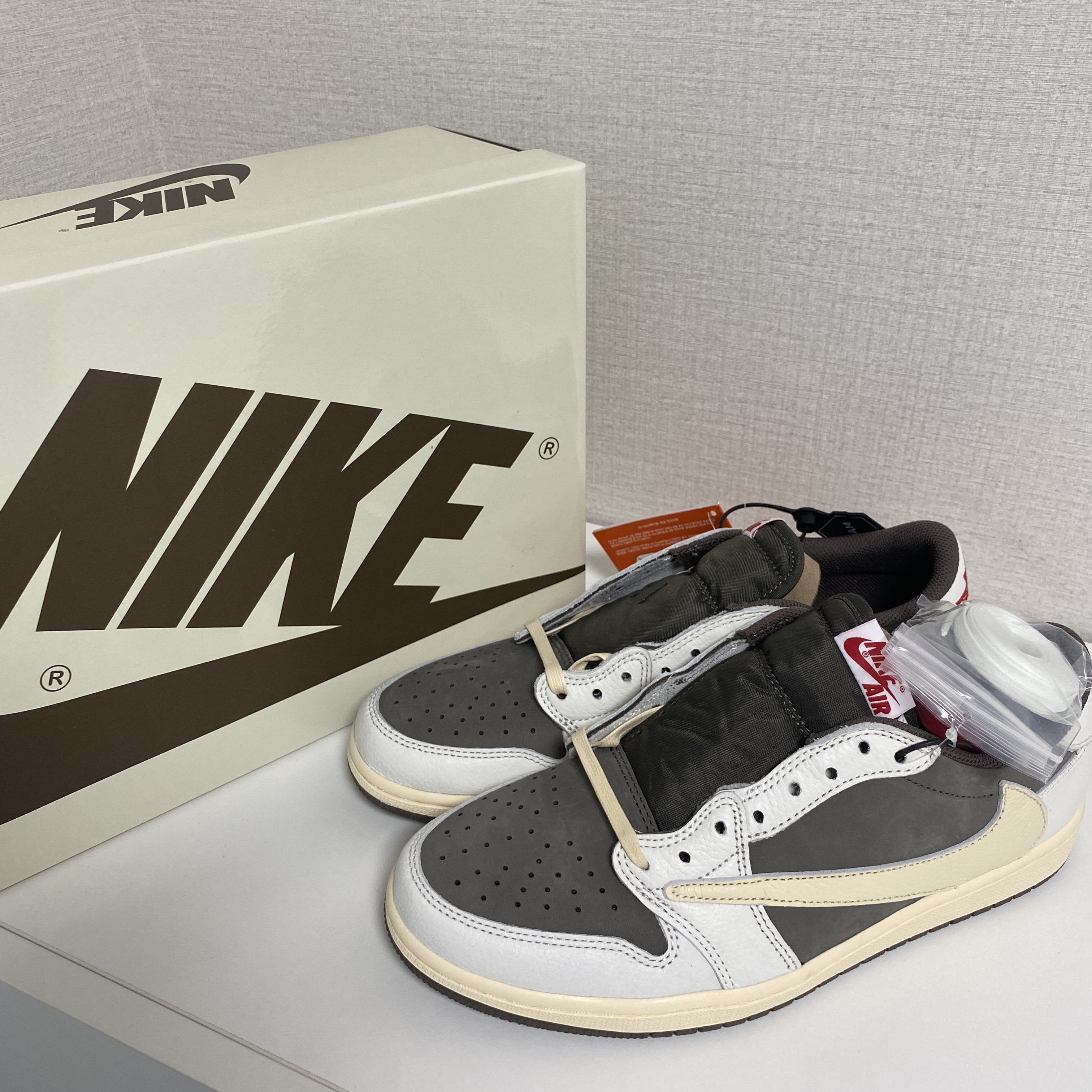 Jordan 1 x Travis Scott Retro Low OG SP Sail and Ridgerock 착용 스타일