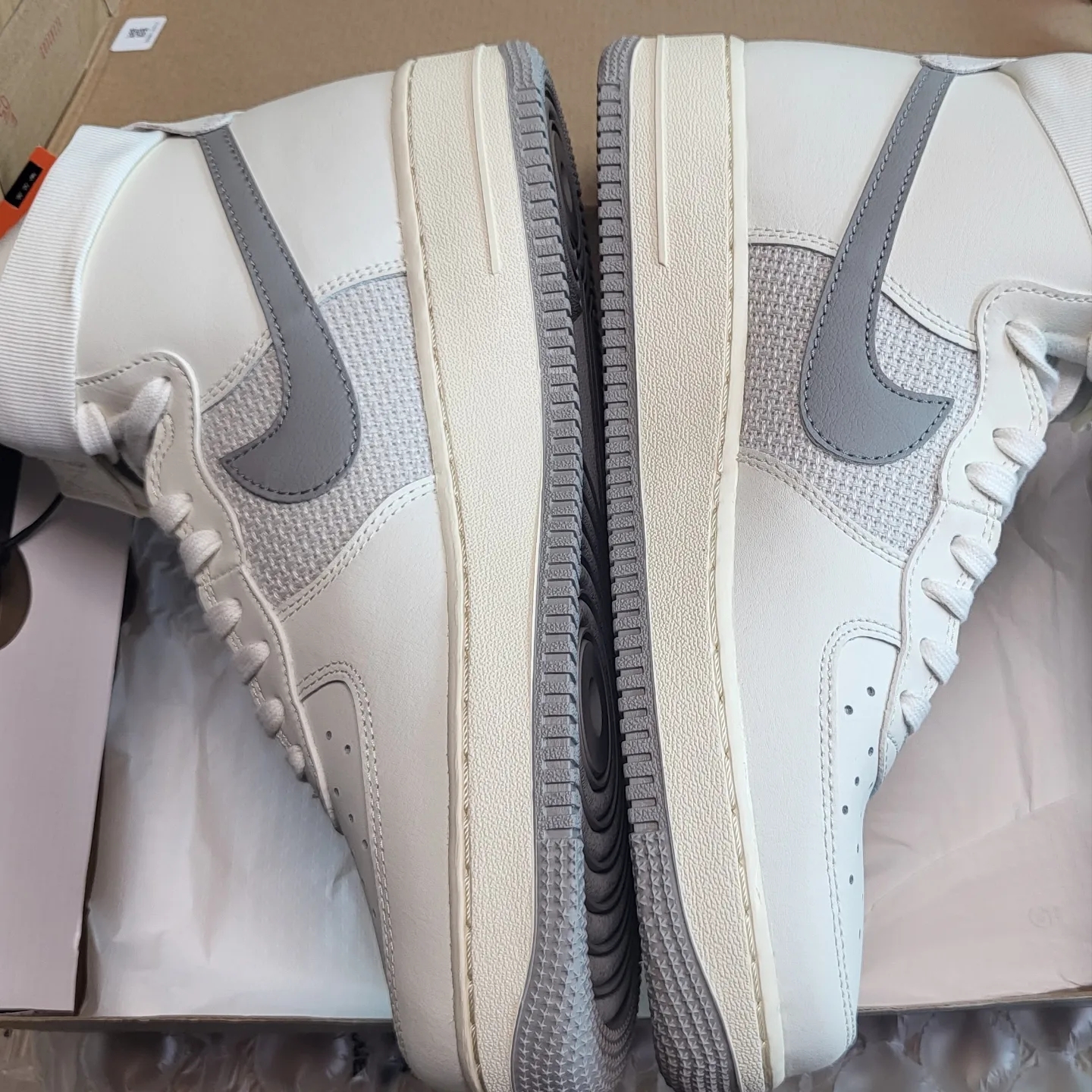 Nike Air Force 1 High '07 LV8 Sail and Medium Grey 착용 스타일 - 5
