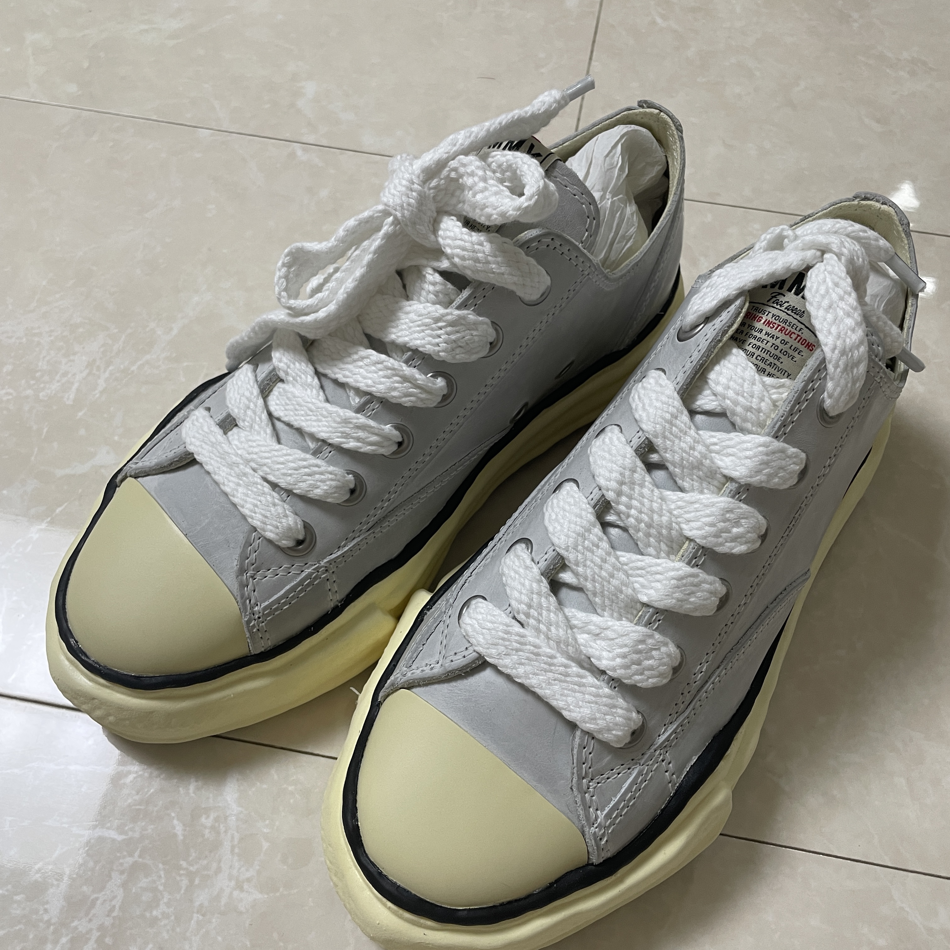 Maison Mihara Yasuhiro Peterson OG Sole Paraffin Leather Low-top Sneakers White 착용 스타일