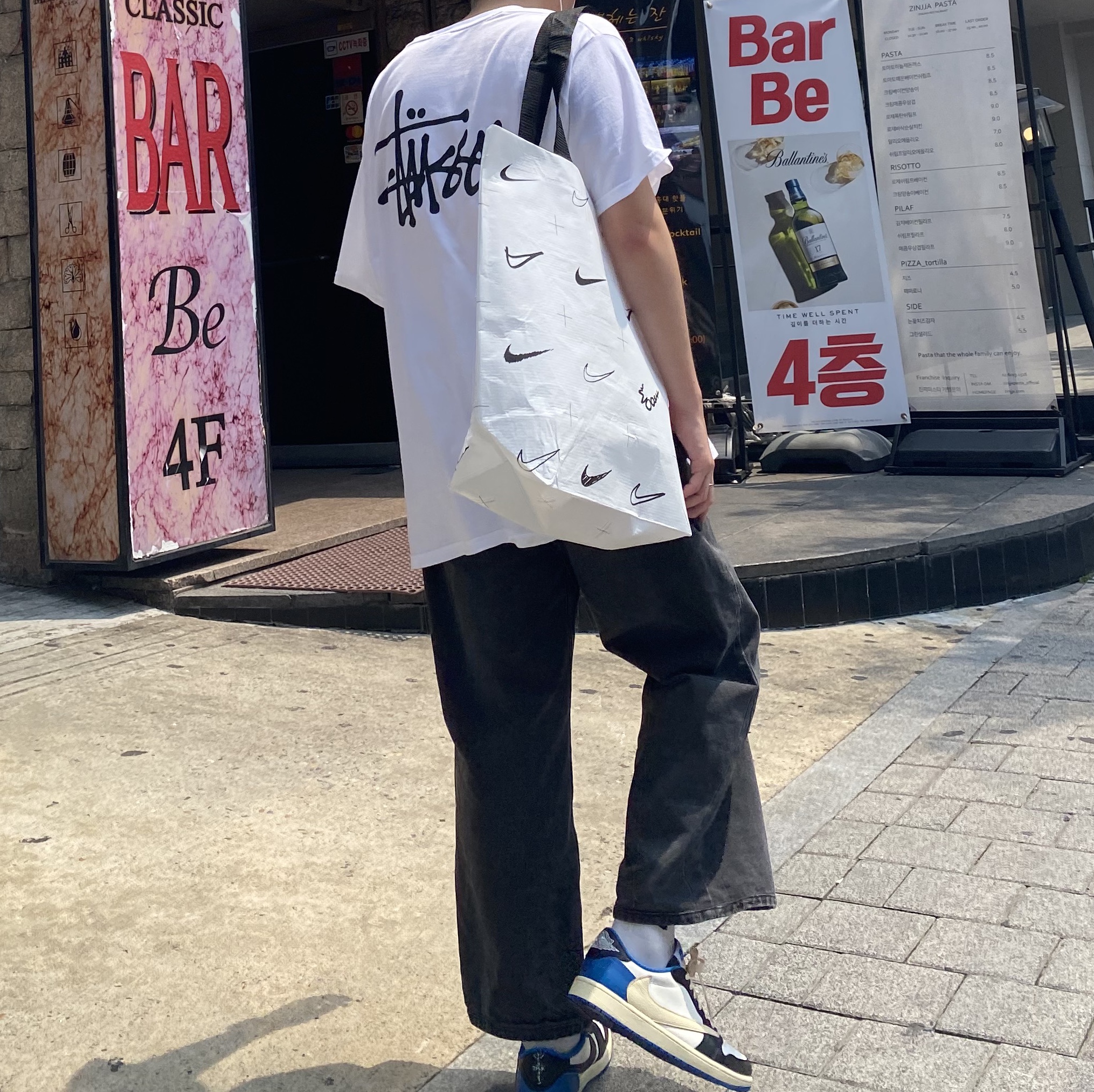 Jordan 1 x Travis Scott x Fragment Retro Low OG SP Military Blue, Stussy Basic Stussy T-Shirt White 2022 착용 스타일 - 3