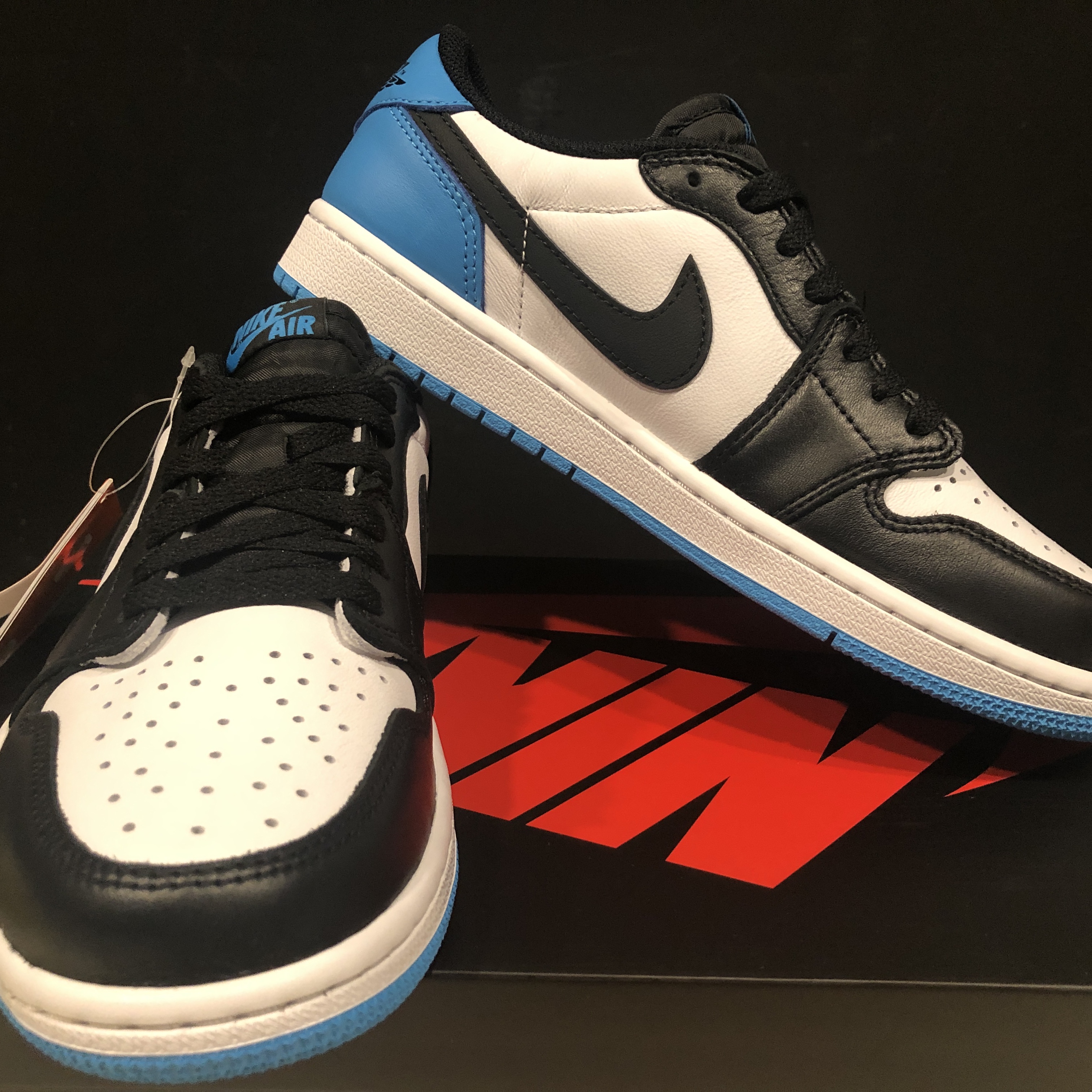 Jordan 1 Retro Low OG Black and Dark Powder Blue 착용 스타일 - 2