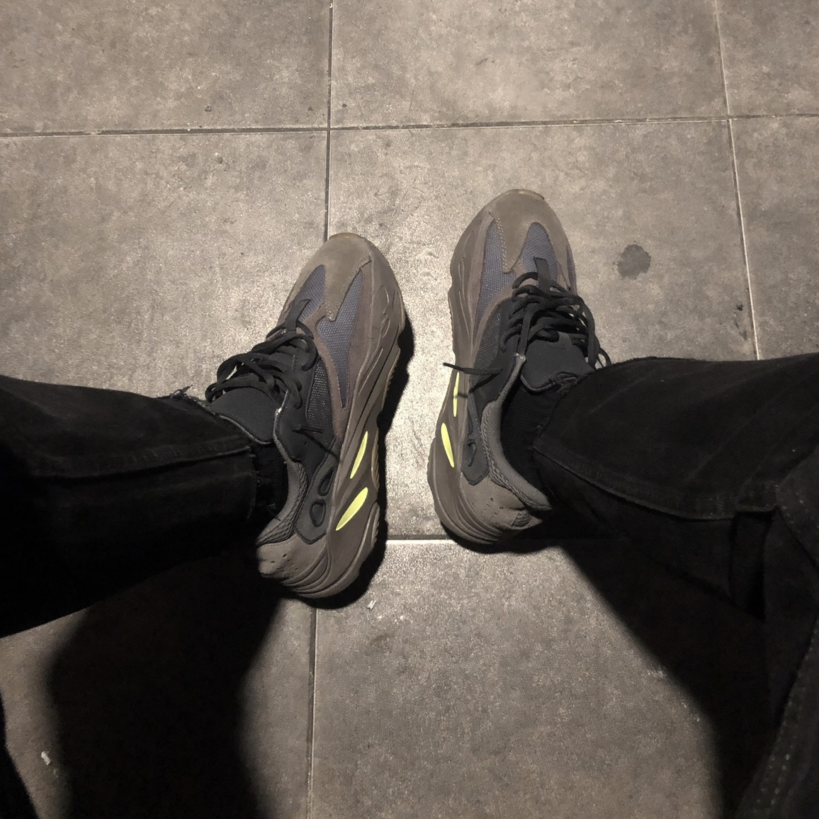 Adidas Yeezy Boost 700 Mauve 착용 스타일