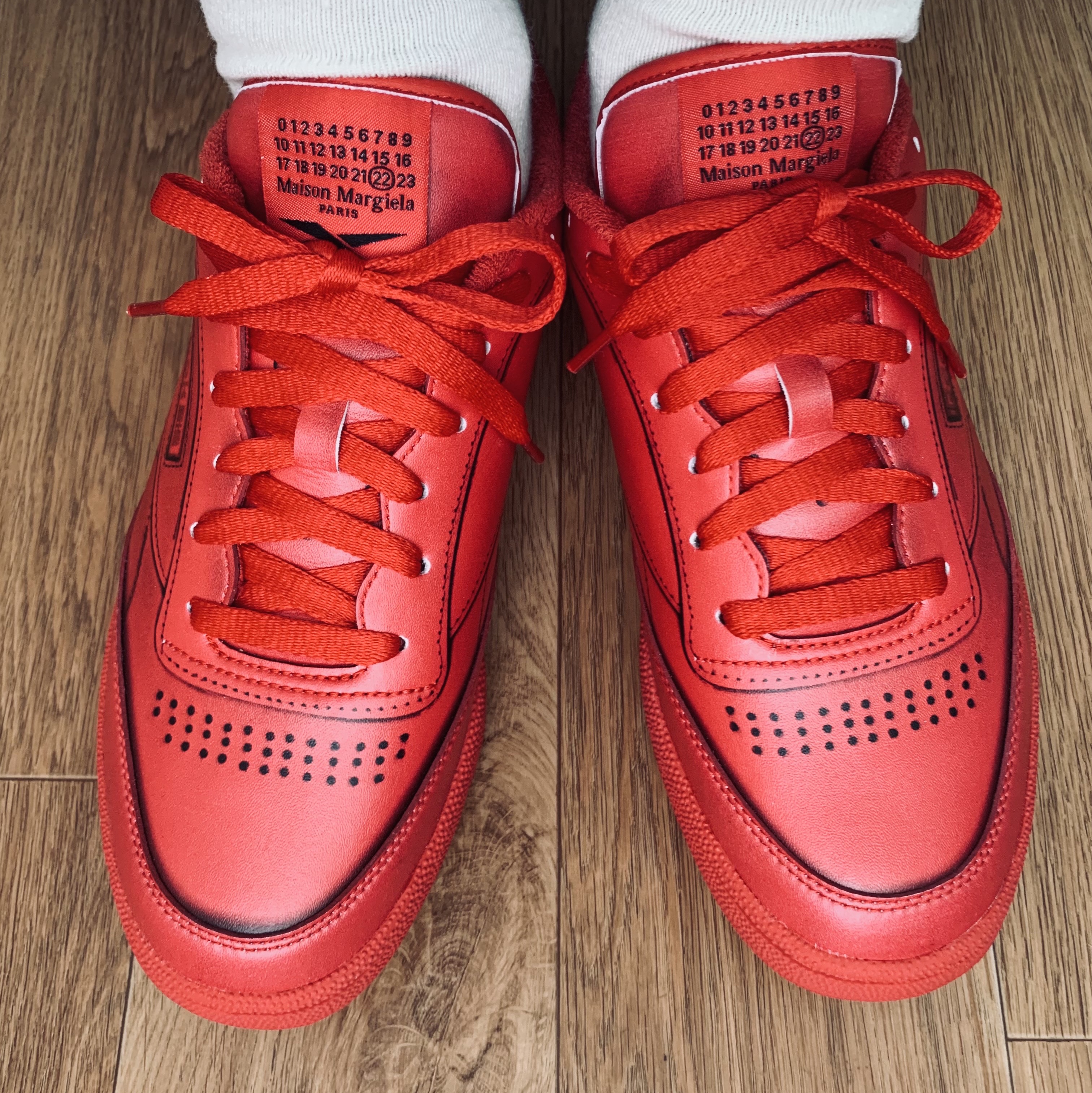 Reebok x Maison Margiela Club C TL Red 착용 스타일 - 2
