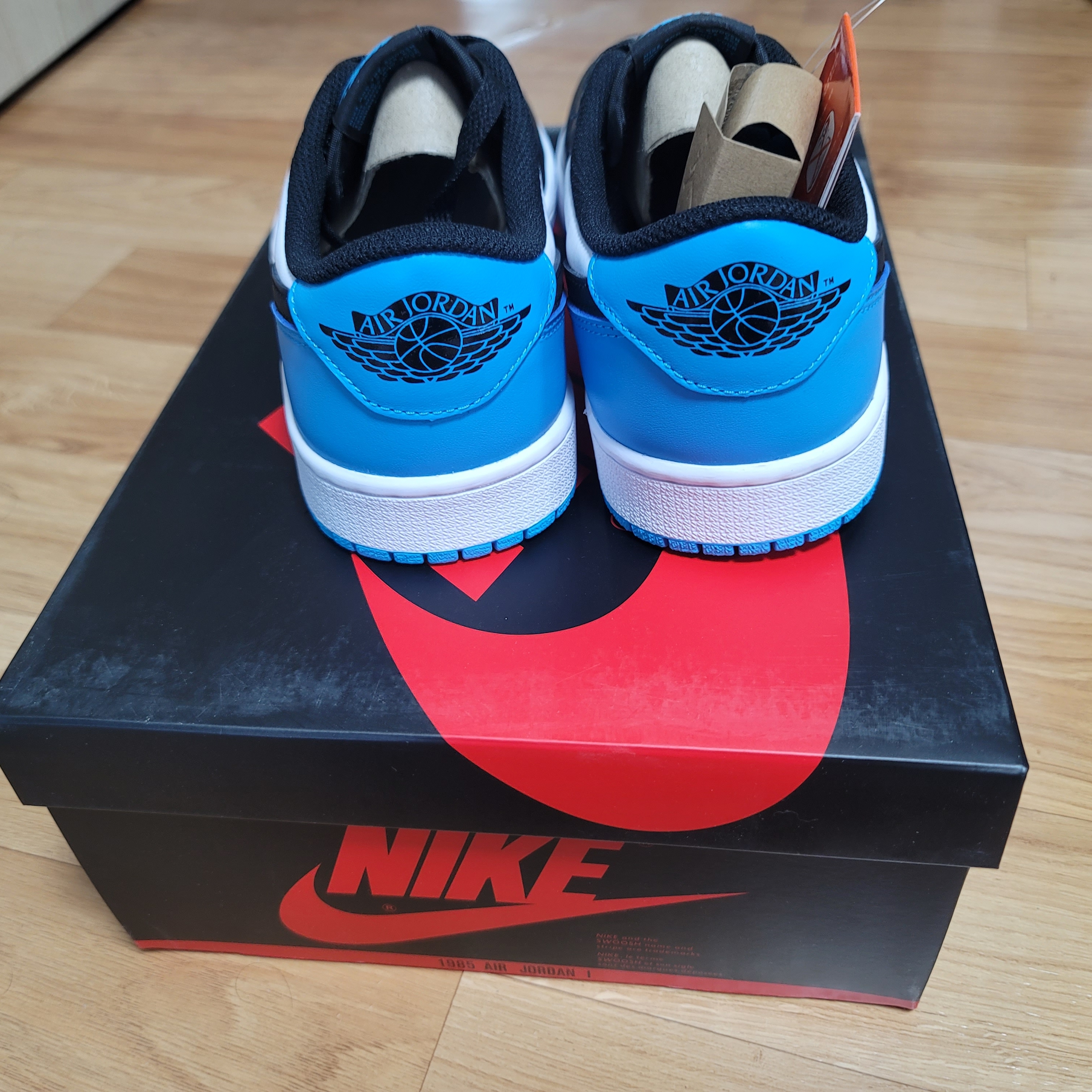 Jordan 1 Retro Low OG Black and Dark Powder Blue 착용 스타일 - 4