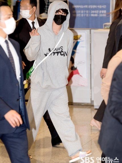 Louis Vuitton Neon Working Man Hoodie Grey, Louis Vuitton Waterfront Mules Iridescent Prism Monogram 착용 스타일