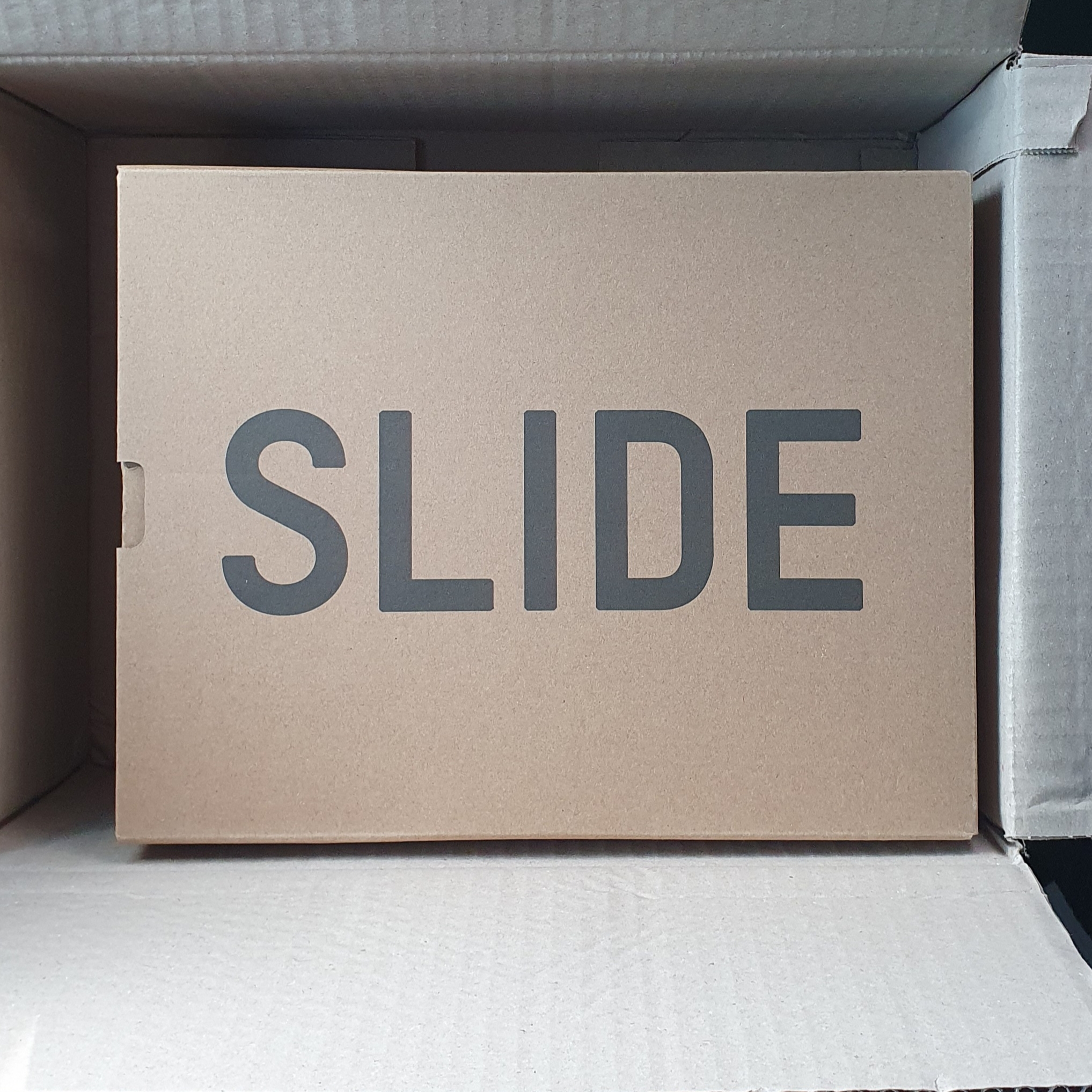 Adidas Yeezy Slide Onyx 착용 스타일 - 1