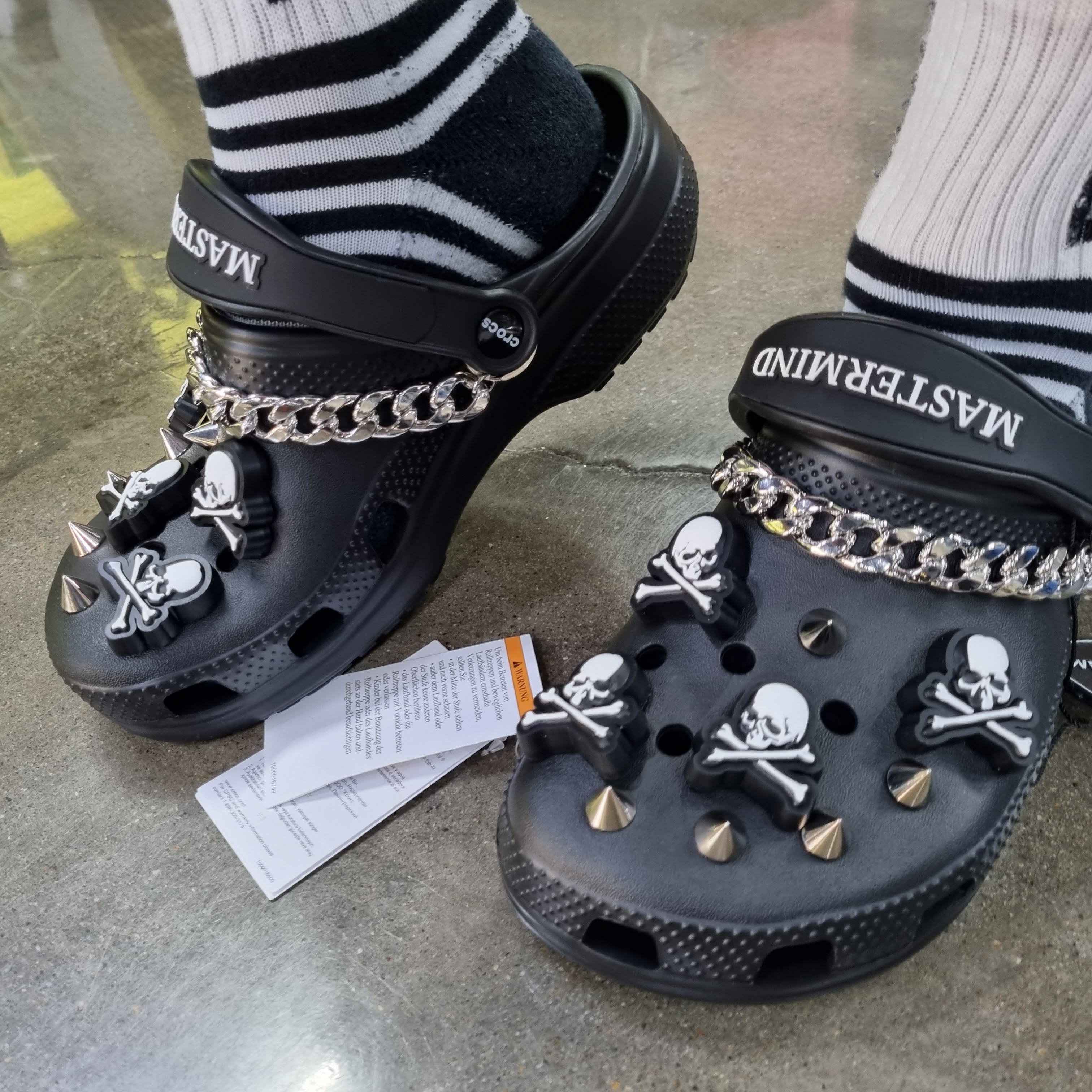 Crocs x Mastermind Classic Clog Black 착용 스타일 - 2