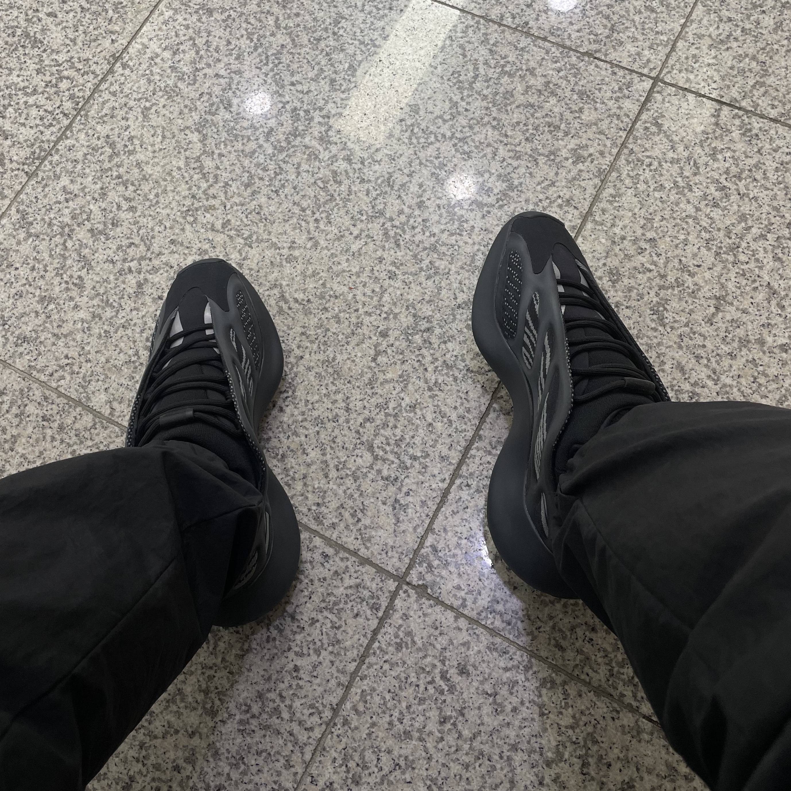 Adidas Yeezy 700 V3 Alvah 착용 스타일