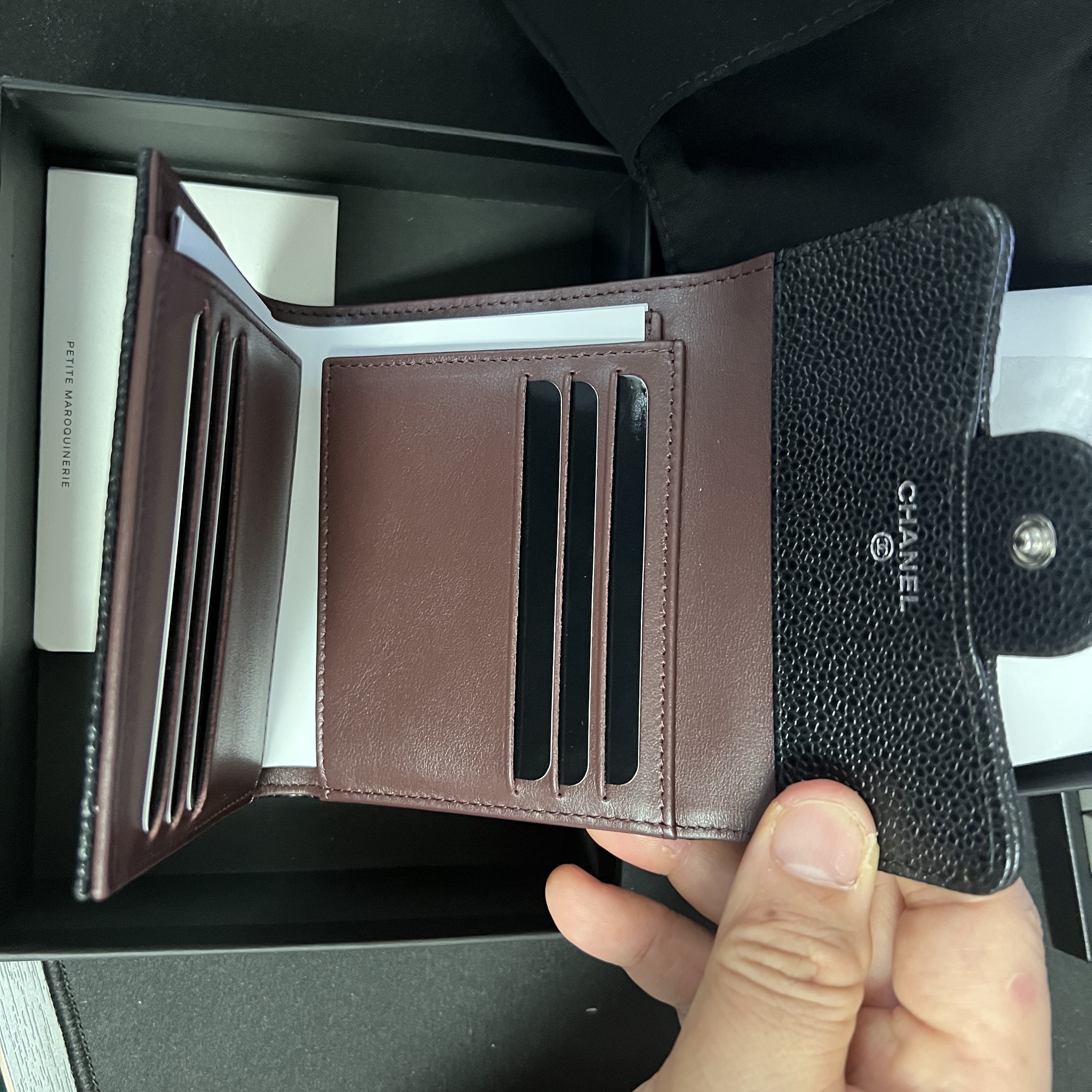Chanel Small Classic Flap Wallet Grained Calfskin & Silver Black 착용 스타일 - 4