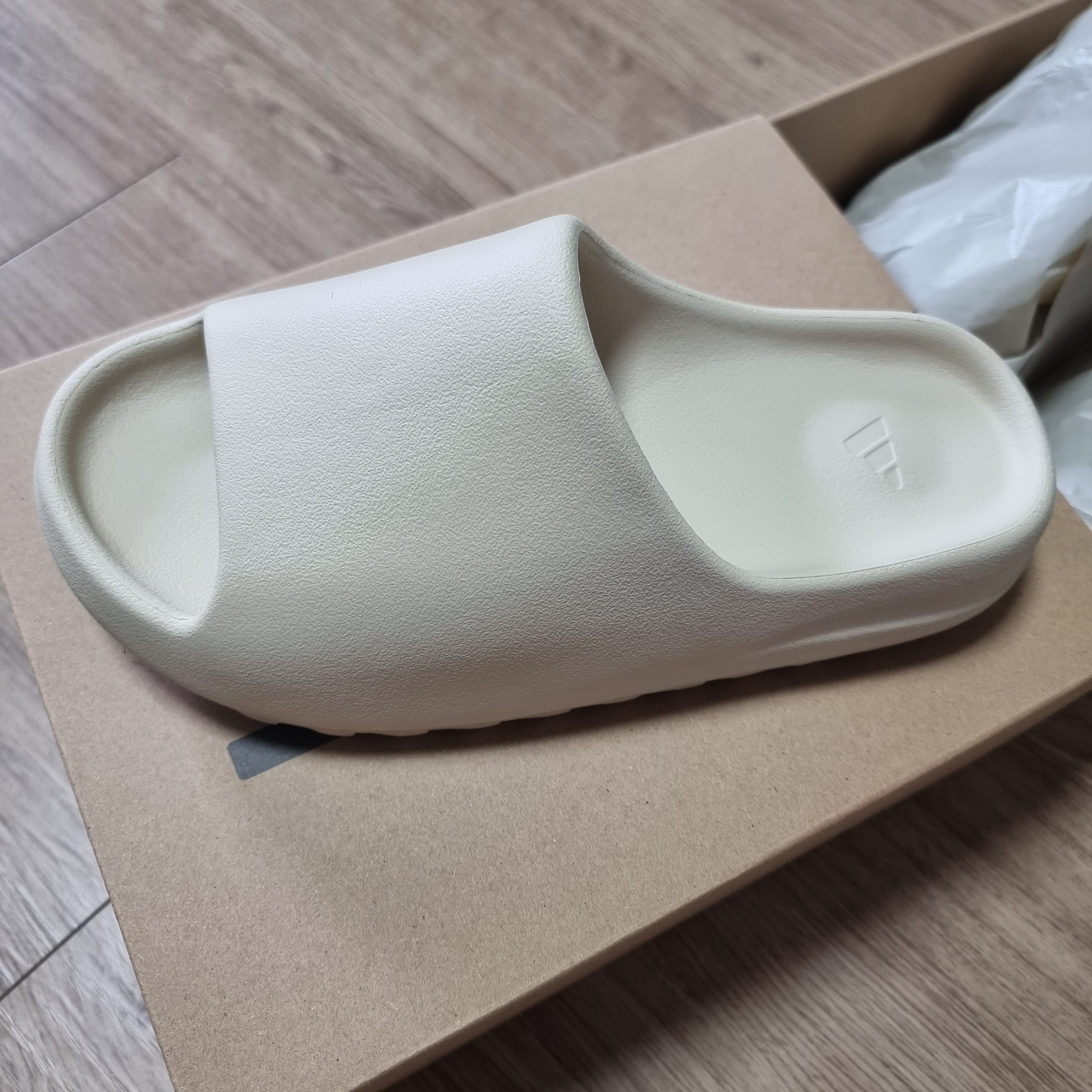 Adidas Yeezy Slide Bone 2022/2023 착용 스타일