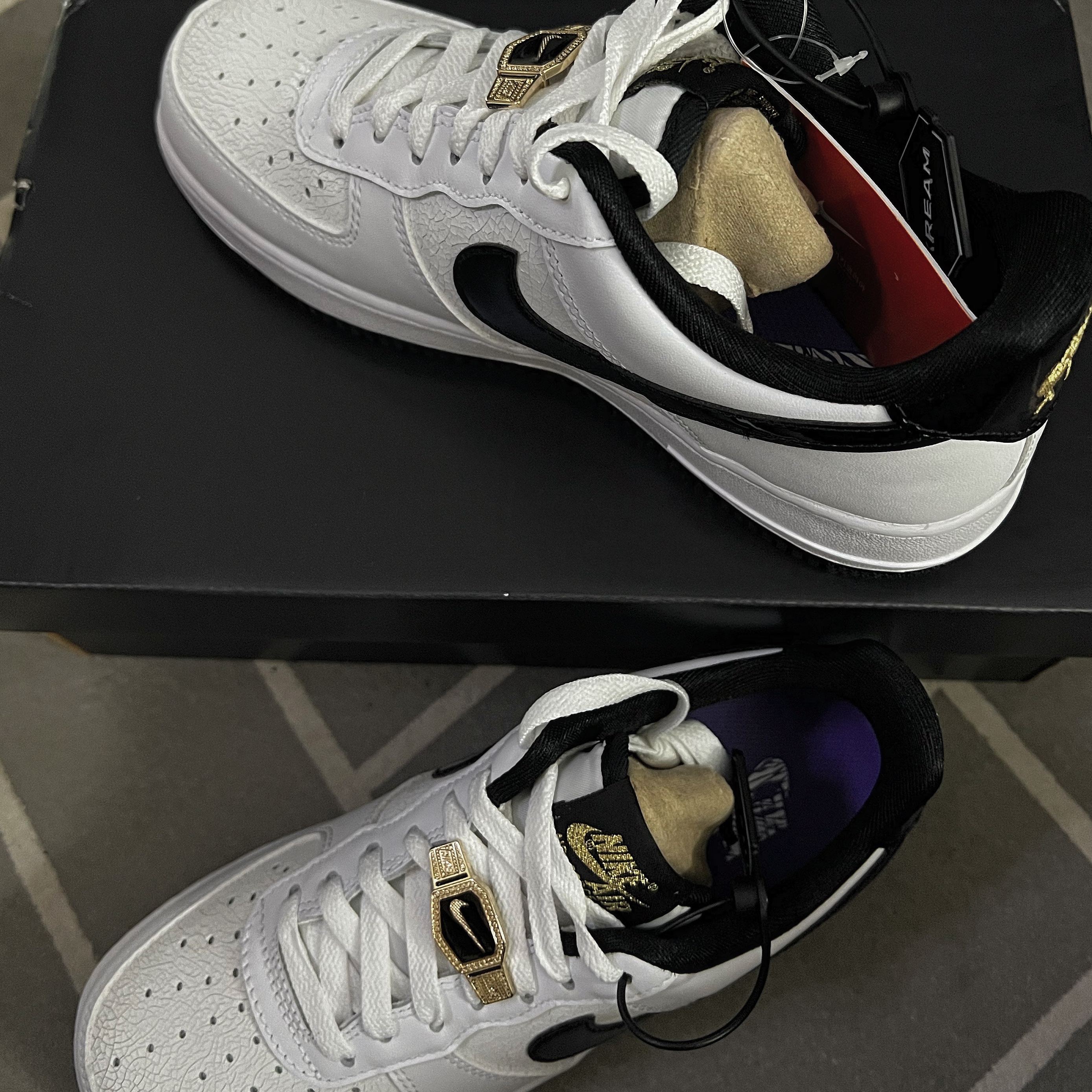 Nike Air Force 1 '07 LV8 EMB World Champions White Black 착용 스타일