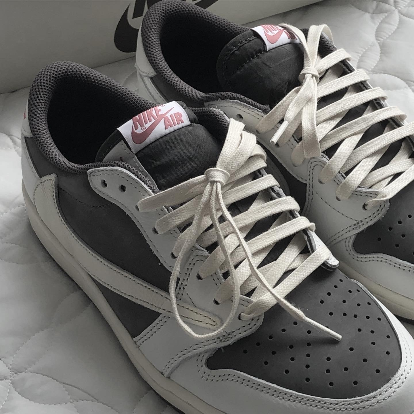 Jordan 1 x Travis Scott Retro Low OG SP Sail and Ridgerock 착용 스타일 - 5