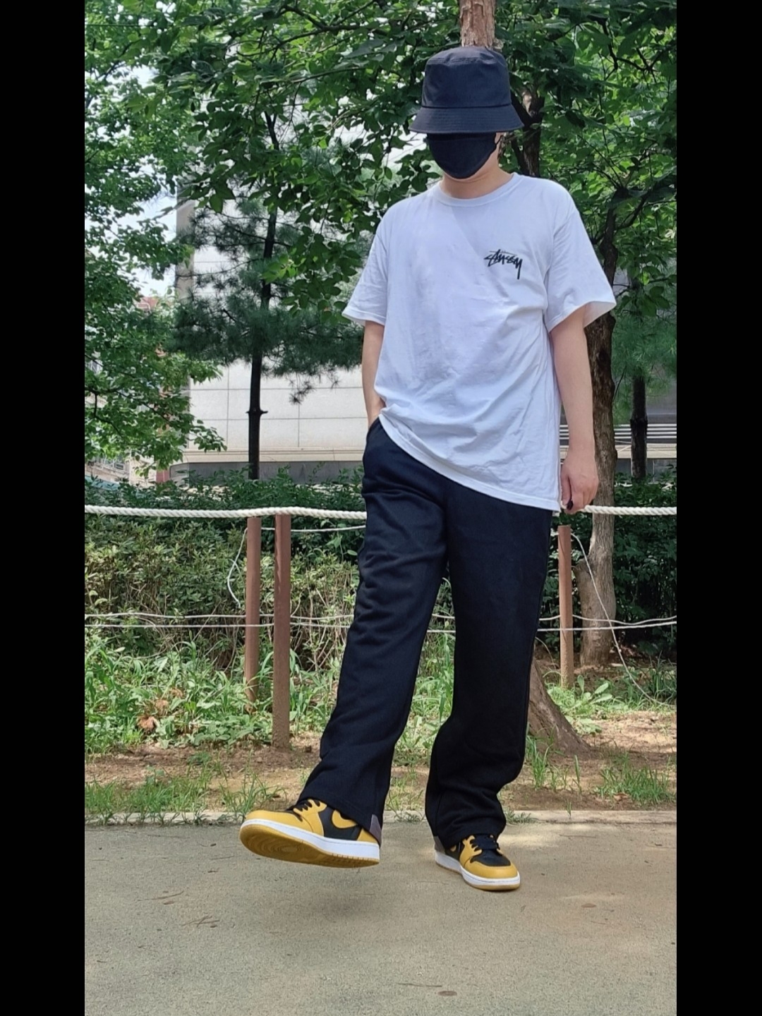 Stussy Fuzzy Dice T-Shirt White, Jordan 1 Retro High OG Pollen 착용 스타일 - 2