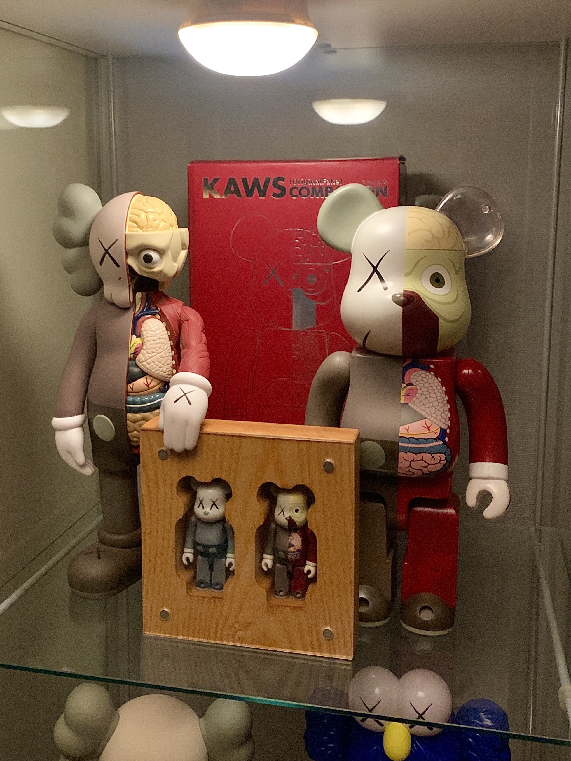 Bearbrick x Kaws Dissected 400% Brown, Kaws Companion Flayed Open Edition Vinyl Figure Brown 착용 스타일
