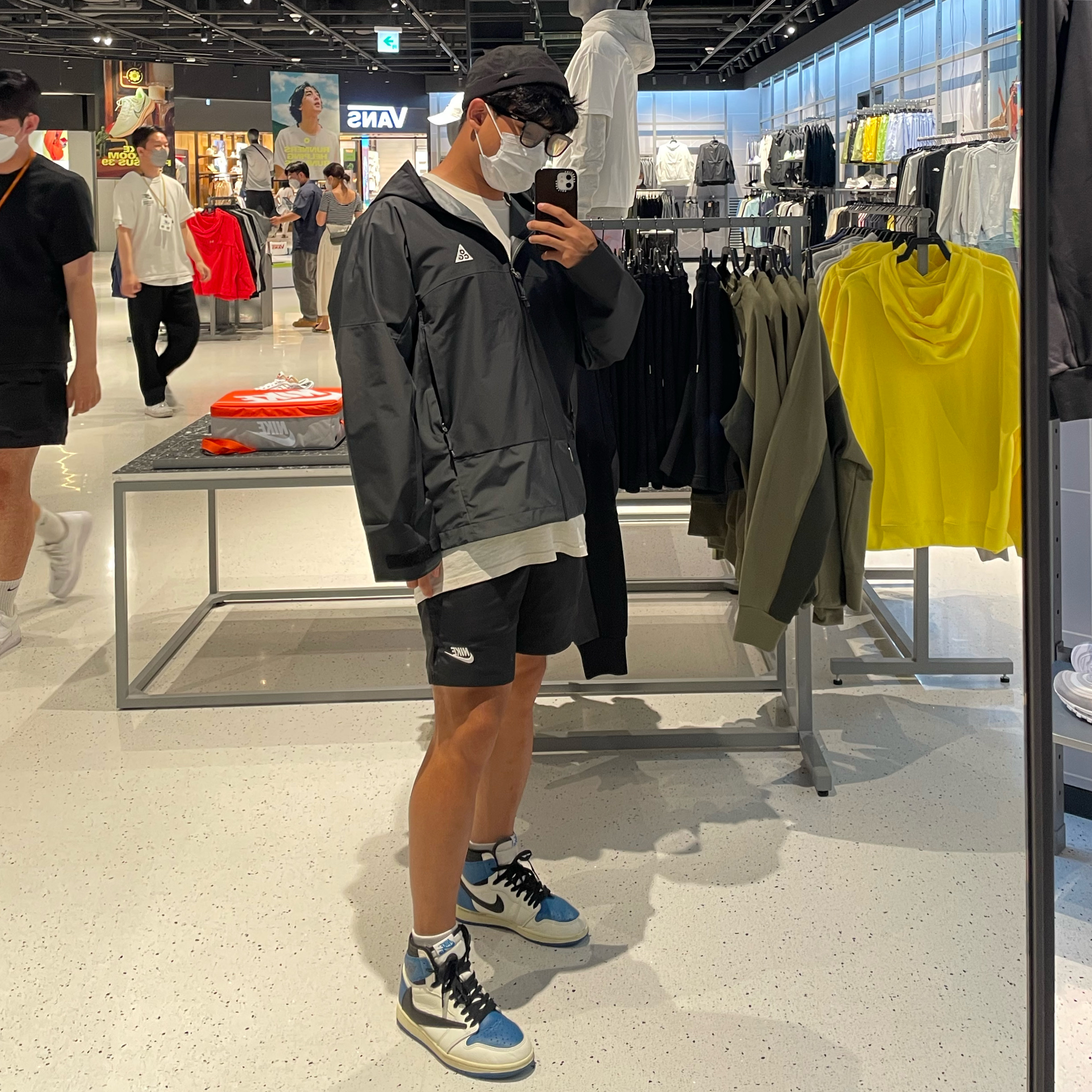 Jordan 1 x Travis Scott x Fragment Retro High OG SP Military Blue, Stussy Life Is A Gamble Pigment Dyed T-Shirt Natural 착용 스타일