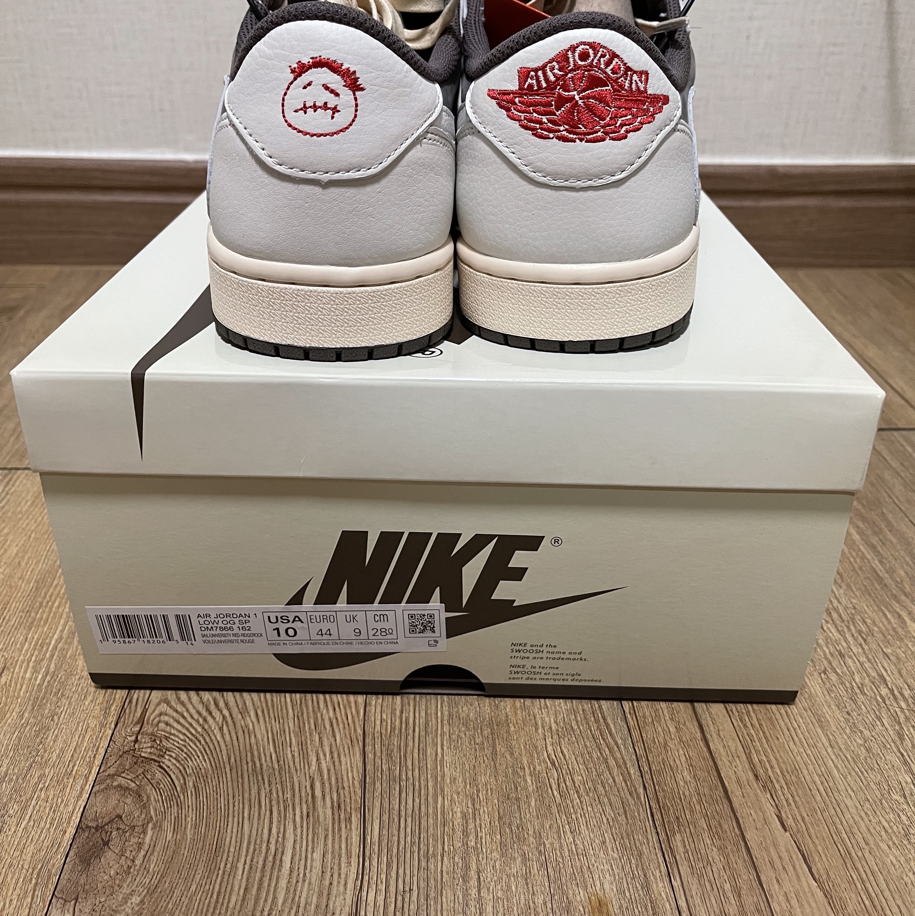 Jordan 1 x Travis Scott Retro Low OG SP Sail and Ridgerock 착용 스타일 - 2
