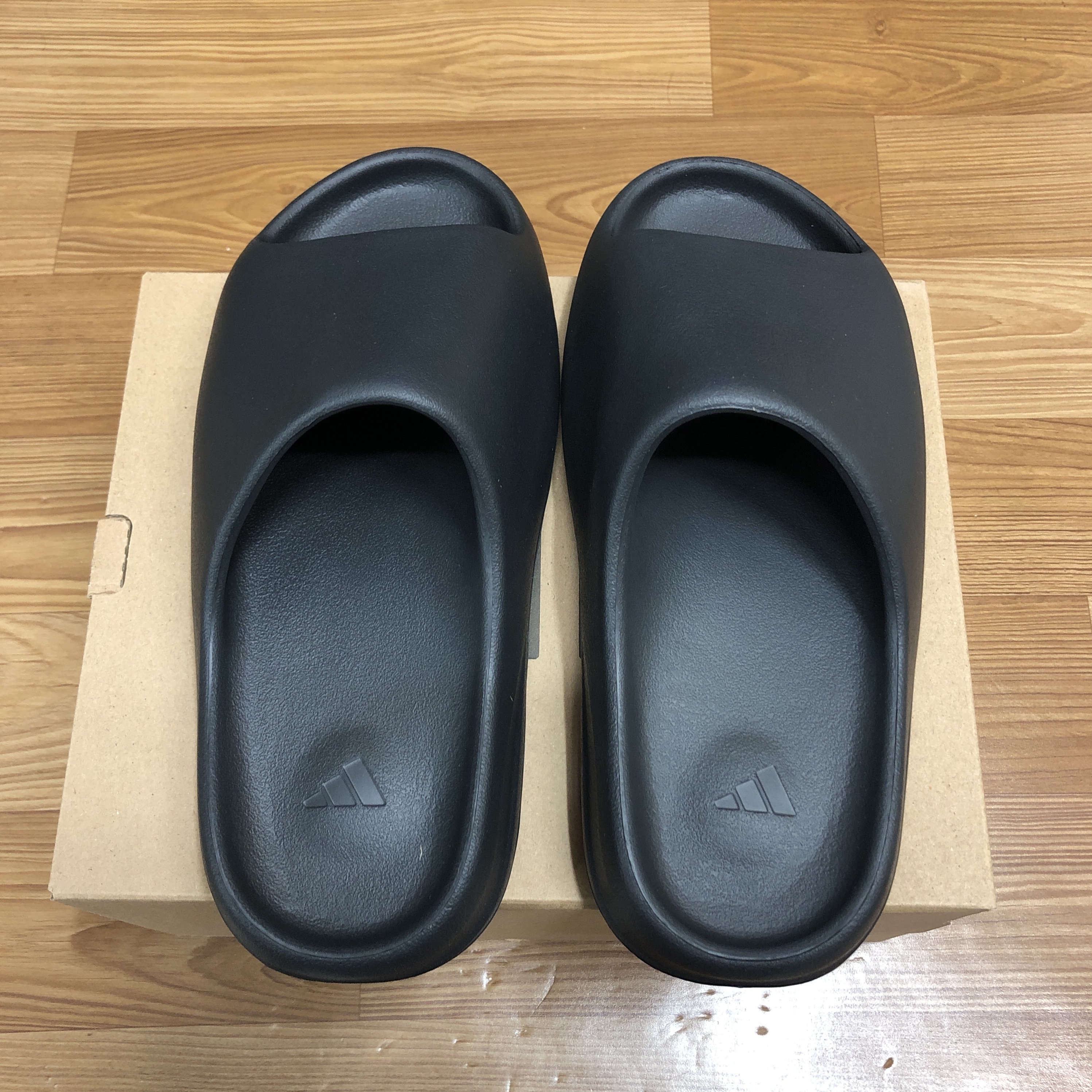 Adidas Yeezy Slide Onyx 착용 스타일 - 2