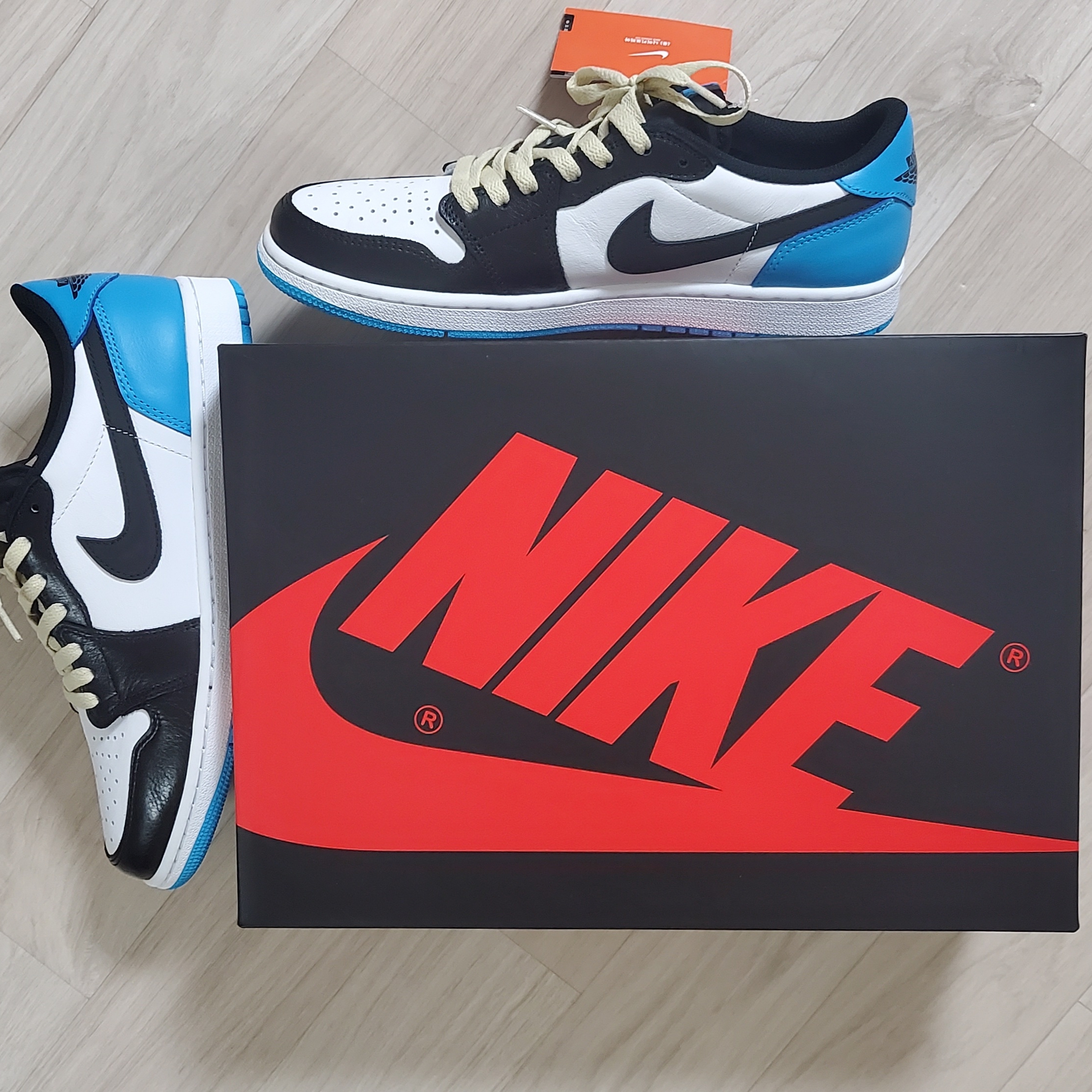 Jordan 1 Retro Low OG Black and Dark Powder Blue 착용 스타일 - 3