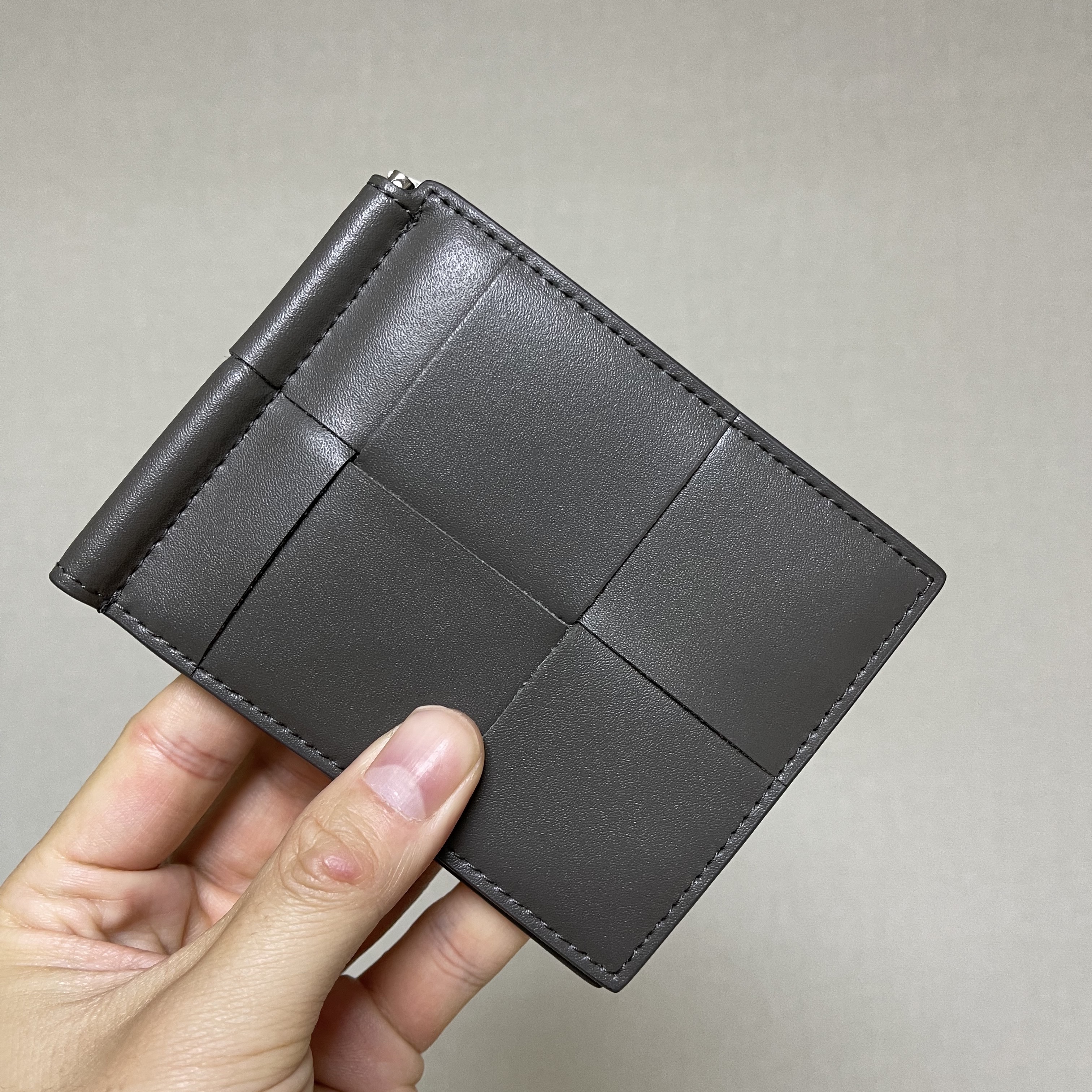 Bottega Veneta Bi-Fold Wallet Thunder 착용 스타일 - 1