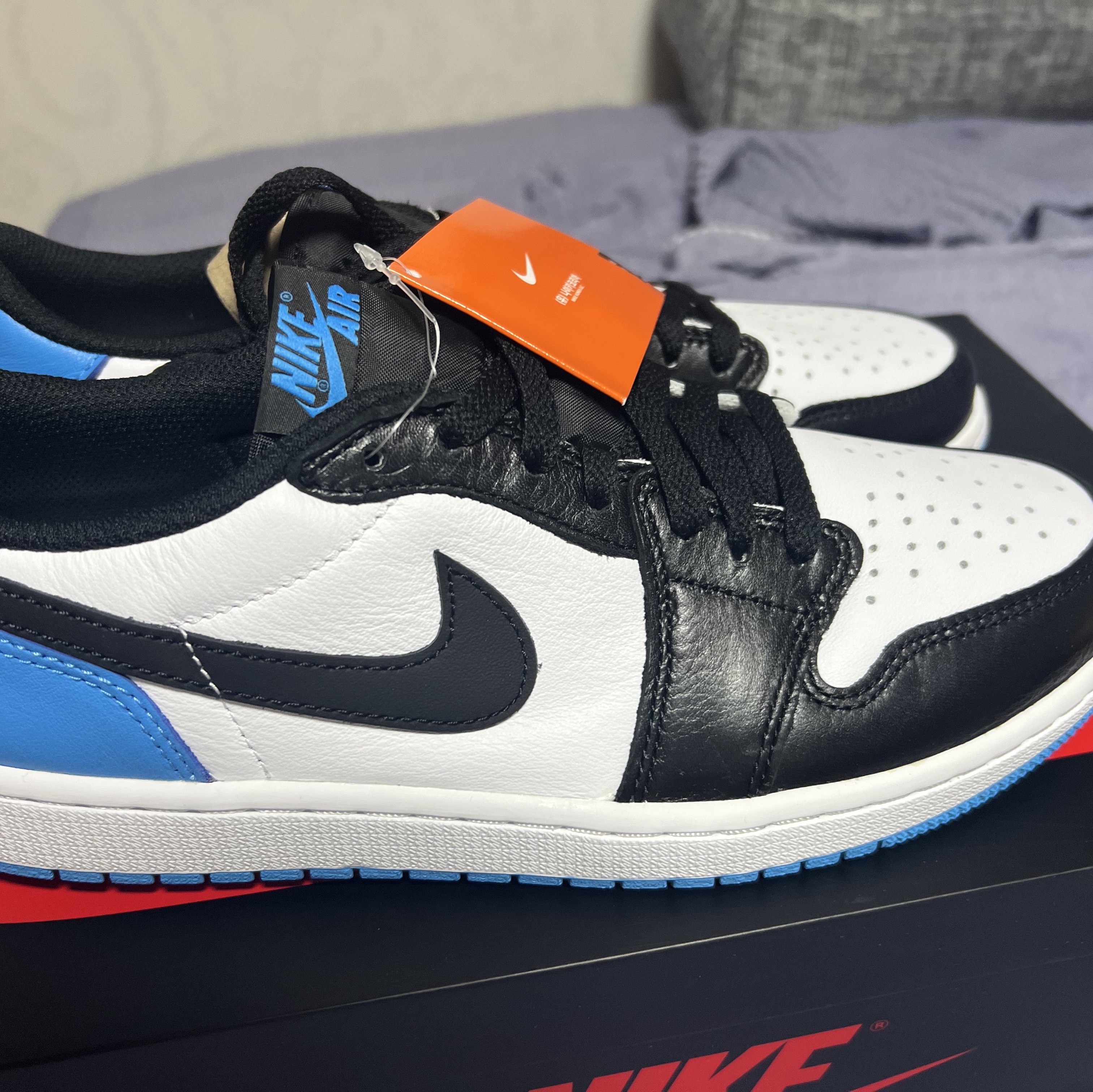 Jordan 1 Retro Low OG Black and Dark Powder Blue 착용 스타일 - 2