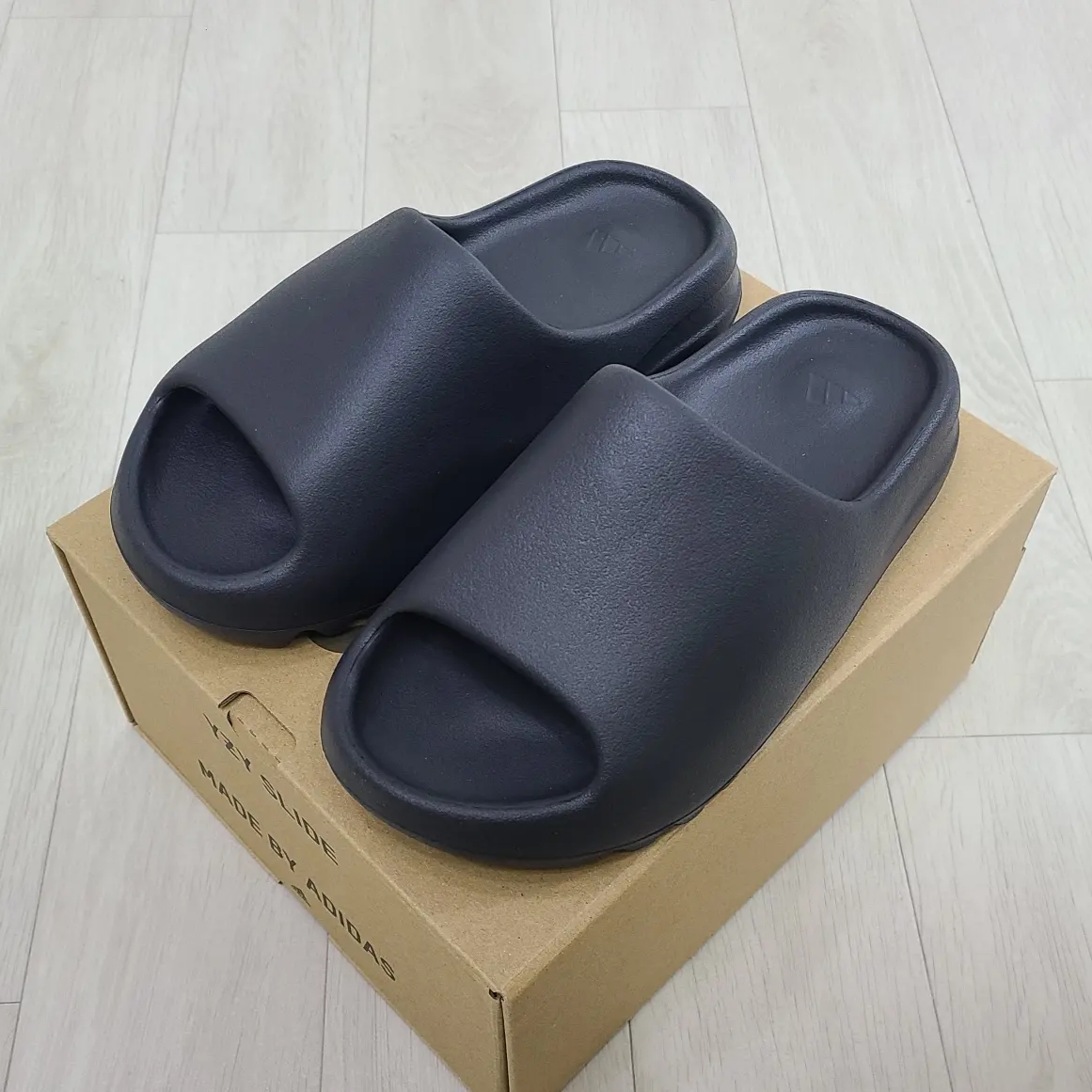 Adidas Yeezy Slide Onyx 착용 스타일 - 2