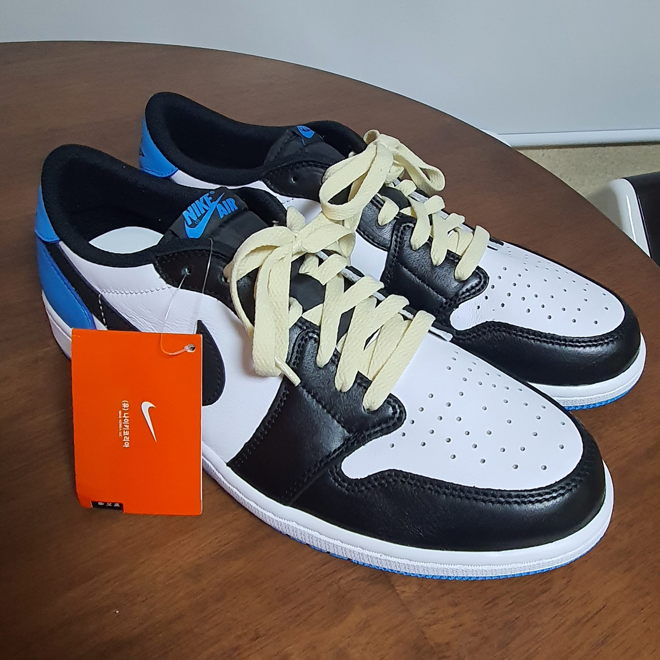 Jordan 1 Retro Low OG Black and Dark Powder Blue 착용 스타일 - 1