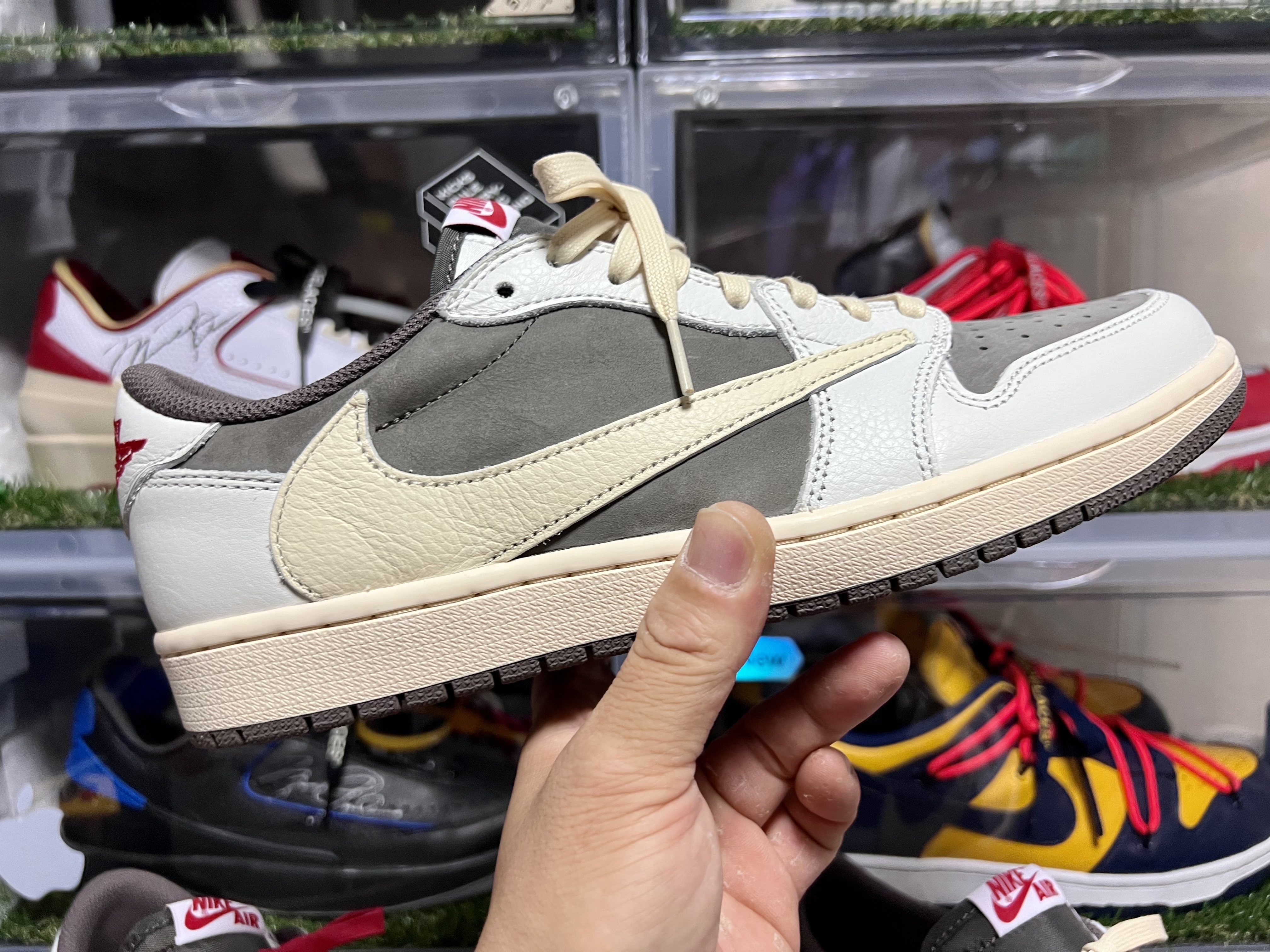 Jordan 1 x Travis Scott Retro Low OG SP Sail and Ridgerock 착용 스타일 - 1