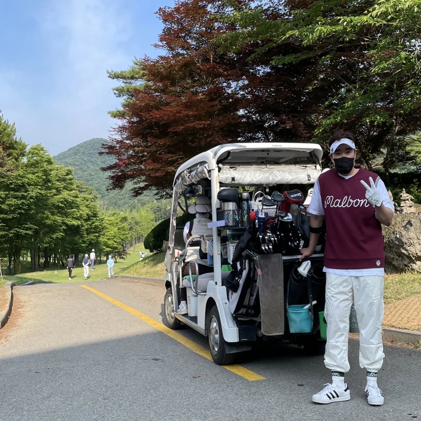 Malbon Golf Script Vest Wine 착용 스타일