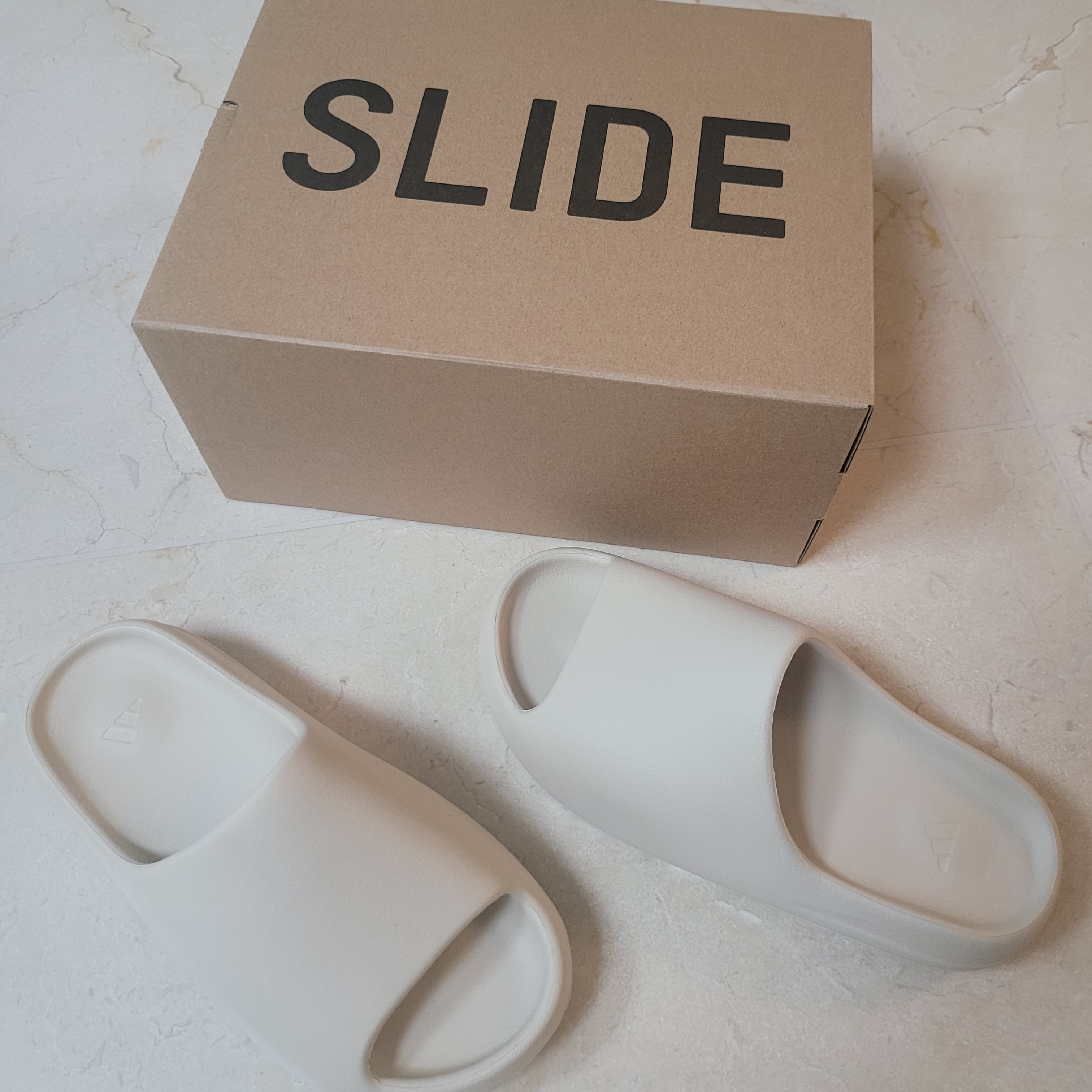 Adidas Yeezy Slide Bone 2022/2023 착용 스타일 - 2