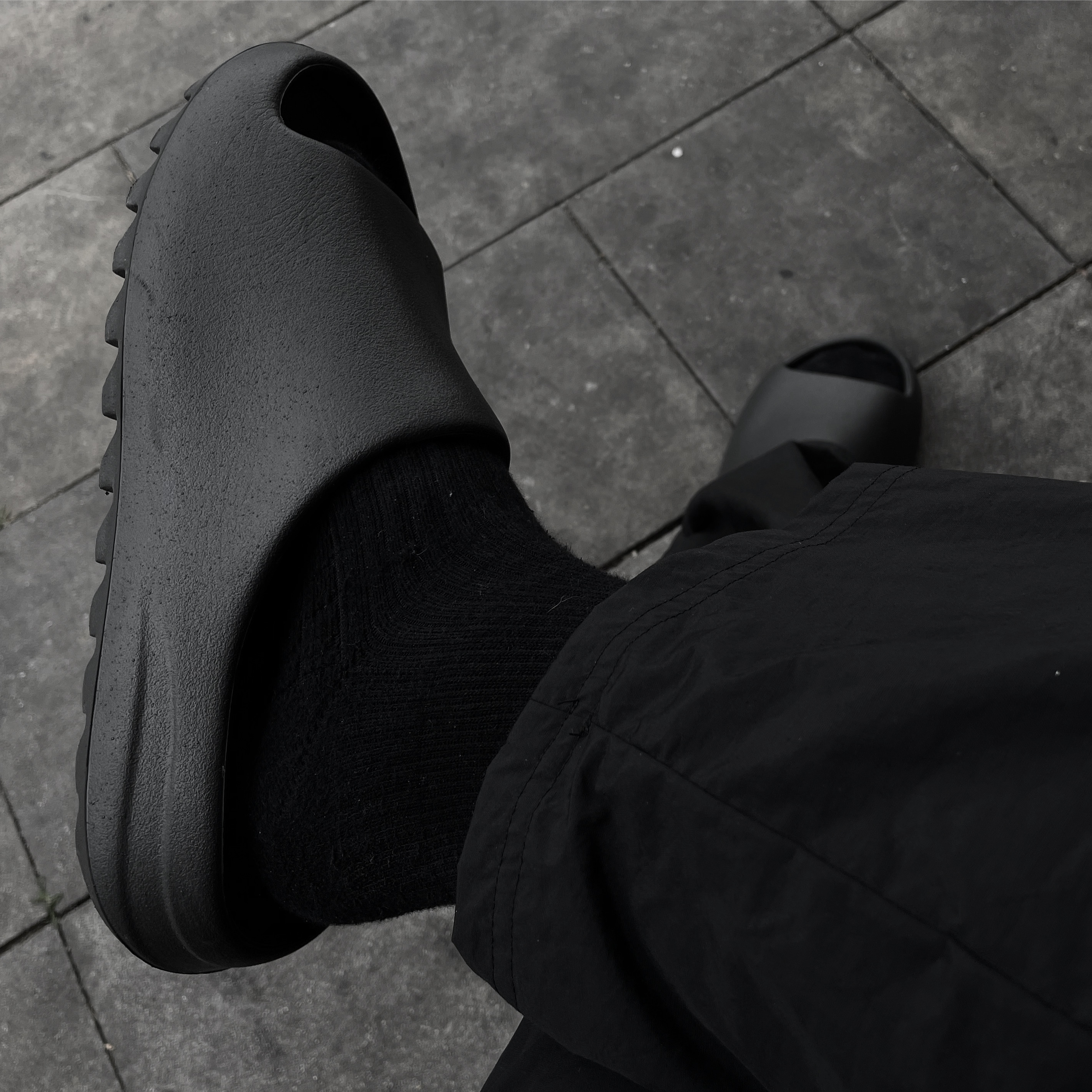 Adidas Yeezy Slide Onyx 착용 스타일