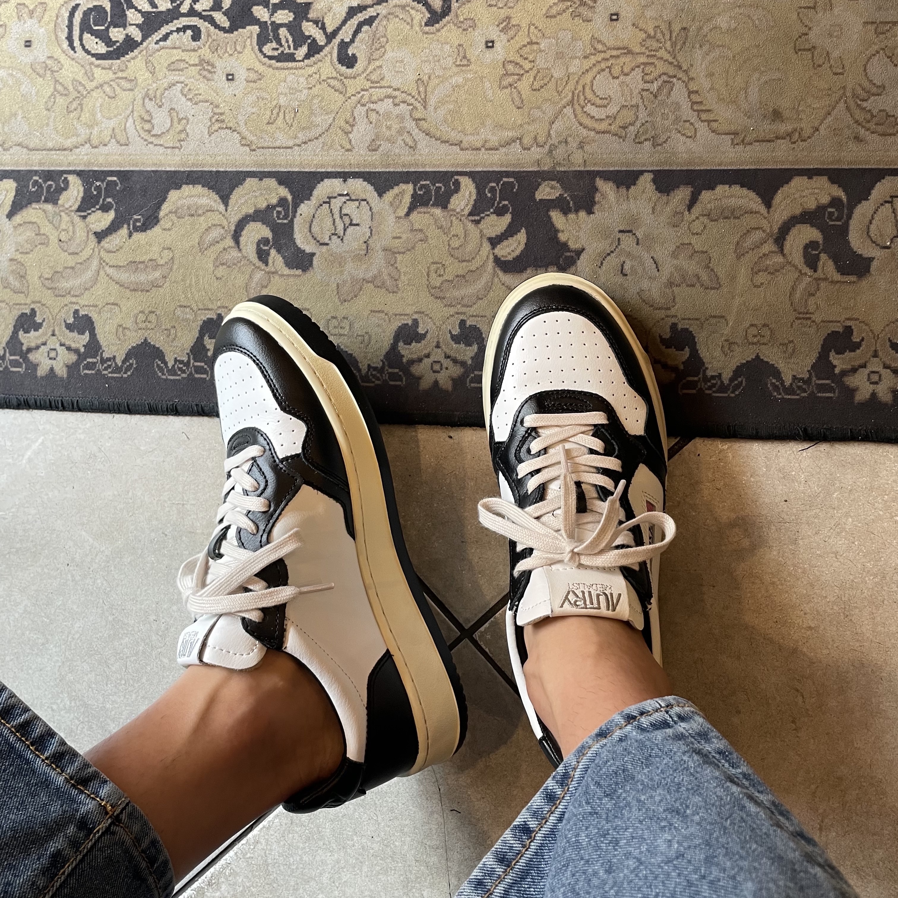 Autry Medalist Low Leather Sneakers Black White 착용 스타일