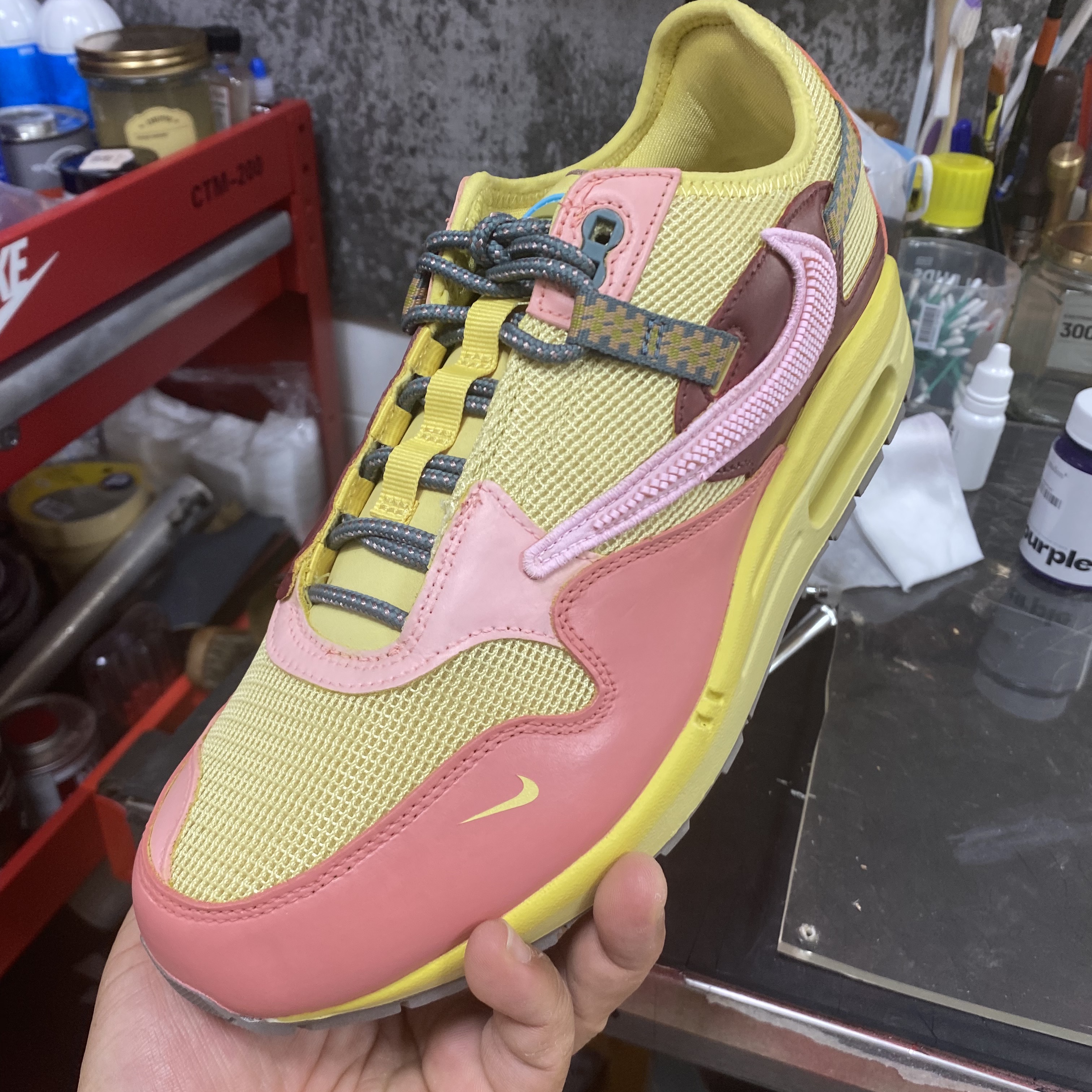 Nike x Travis Scott Air Max 1 Cact.us Gold 착용 스타일 - 1