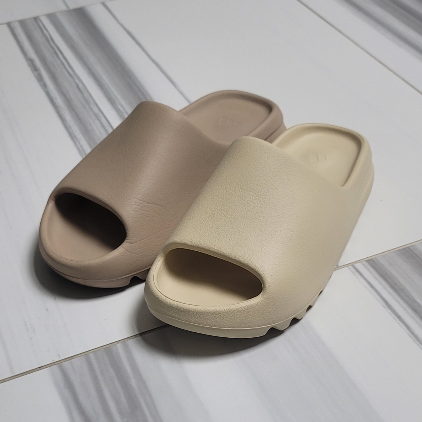 Adidas Yeezy Slide Pure - Re-Release Ver., Adidas Yeezy Slide Bone 2022/2023 착용 스타일 - 1