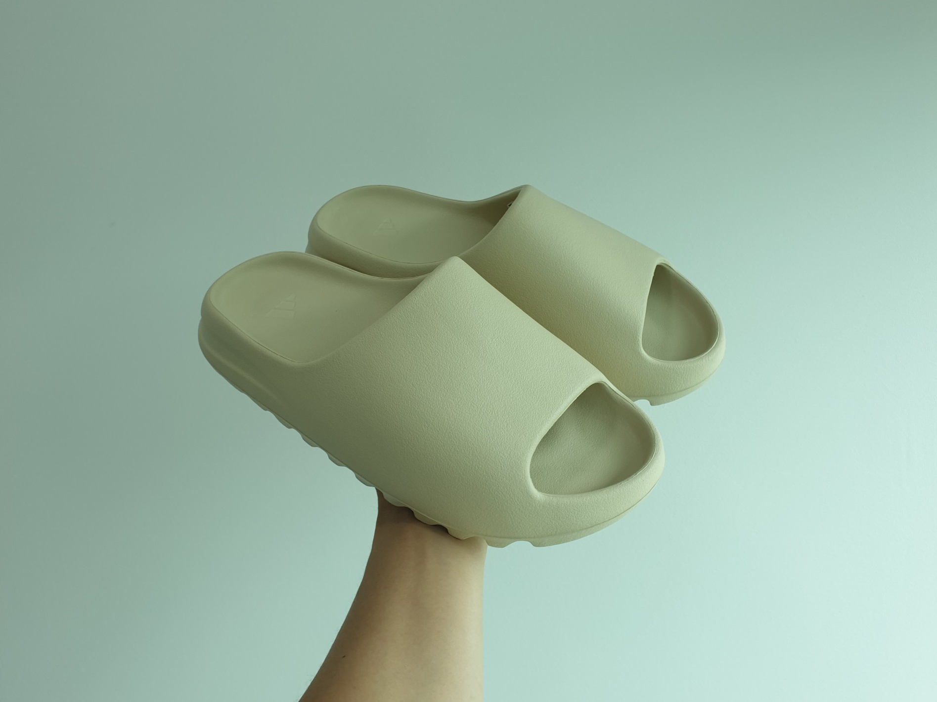 Adidas Yeezy Slide Bone 2022/2023 착용 스타일 - 2