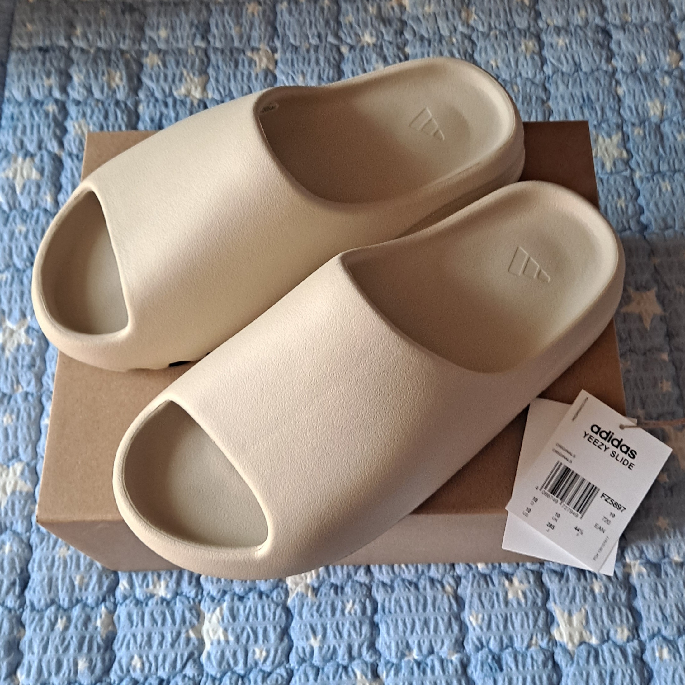 Adidas Yeezy Slide Bone 2022/2023 착용 스타일 - 1