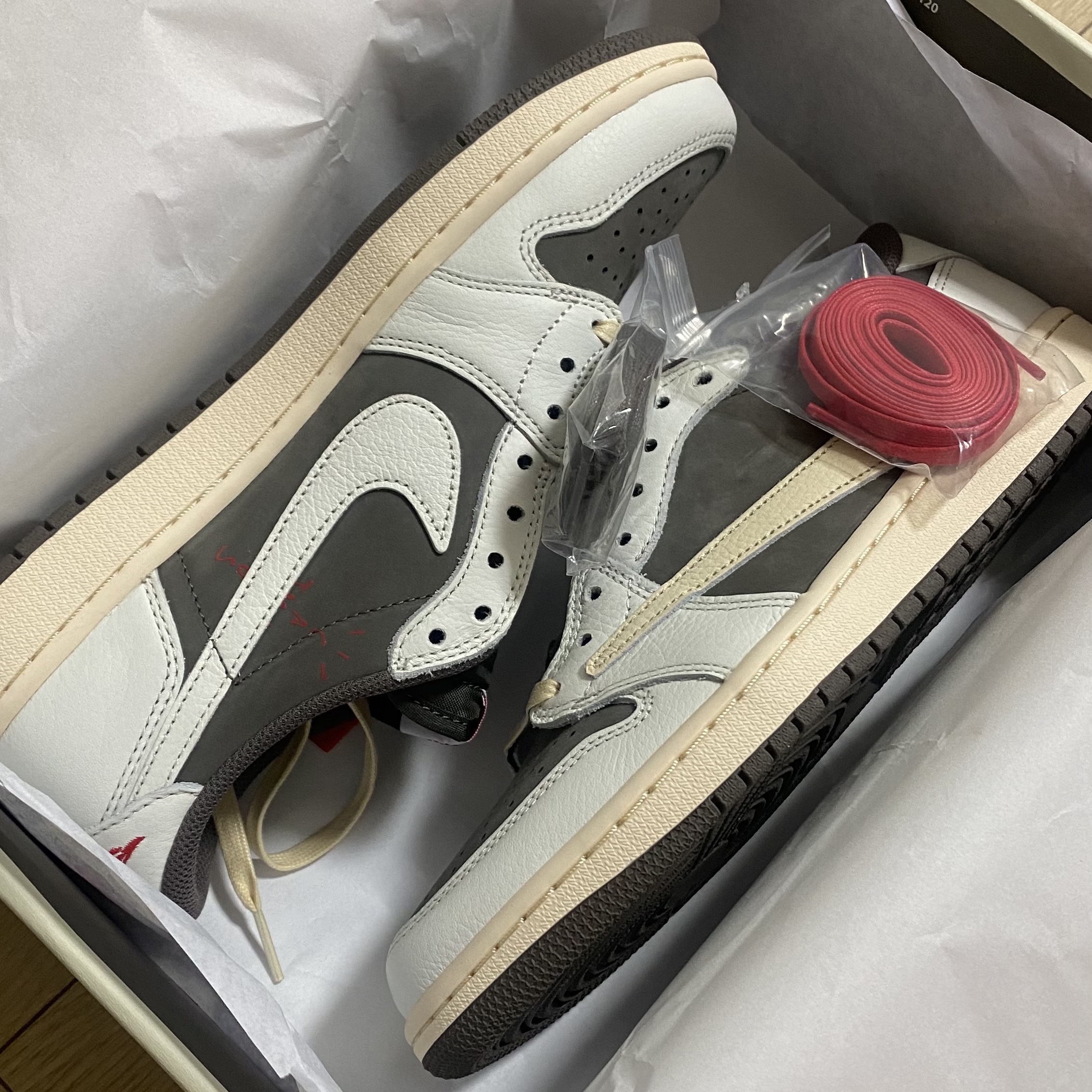 Jordan 1 x Travis Scott Retro Low OG SP Sail and Ridgerock 착용 스타일 - 3