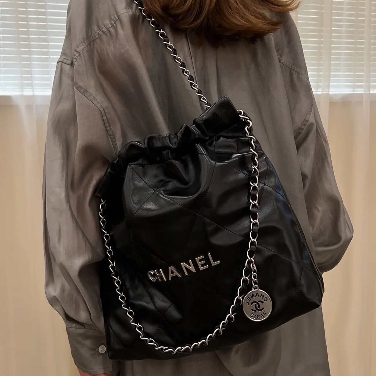 Chanel 22 Medium Handbag Calfskin & Silver Black 착용 스타일 - 2