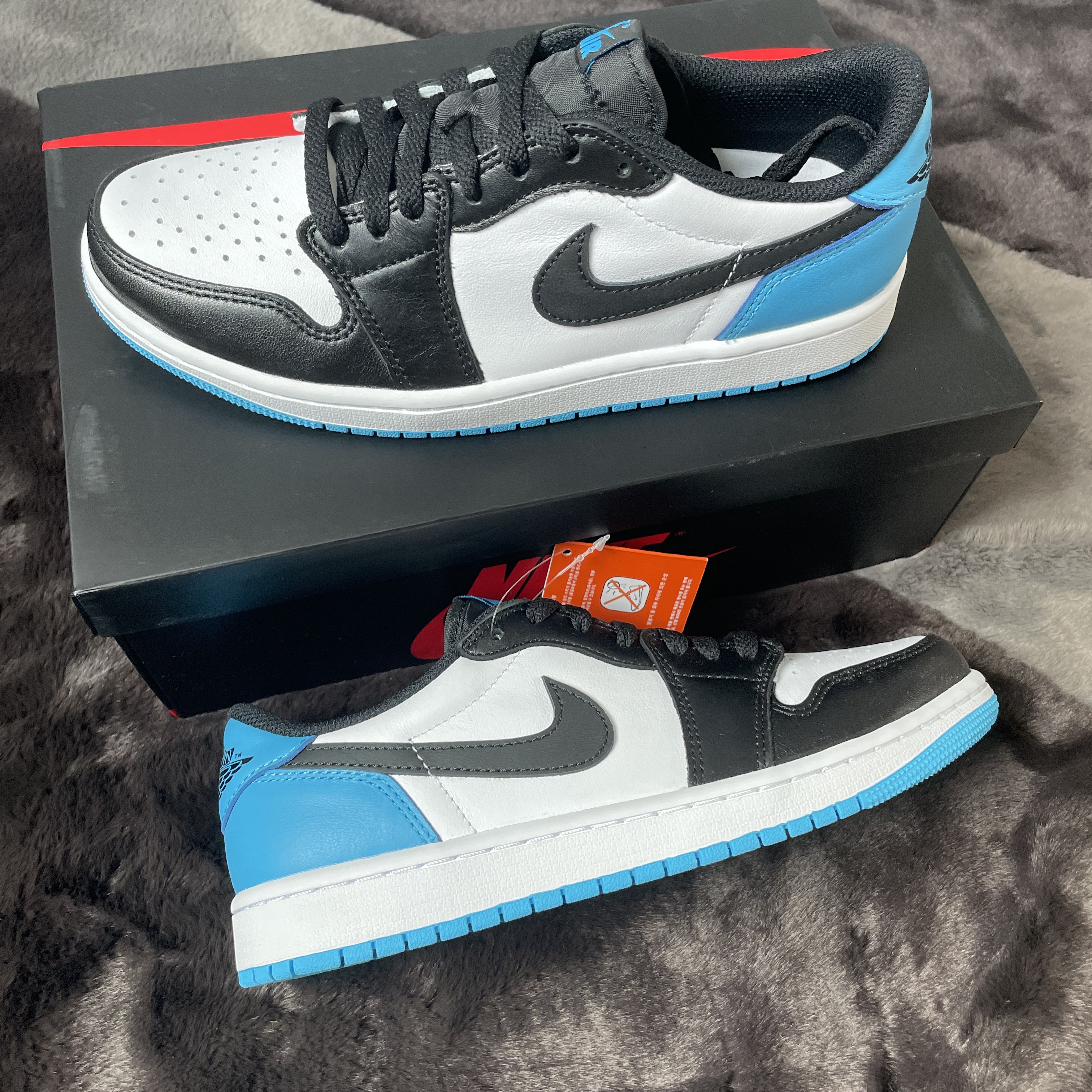Jordan 1 Retro Low OG Black and Dark Powder Blue 착용 스타일 - 1