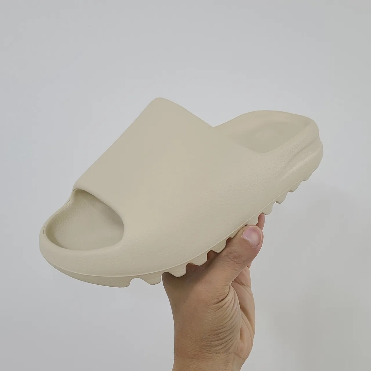 Adidas Yeezy Slide Bone 2022/2023 착용 스타일 - 1