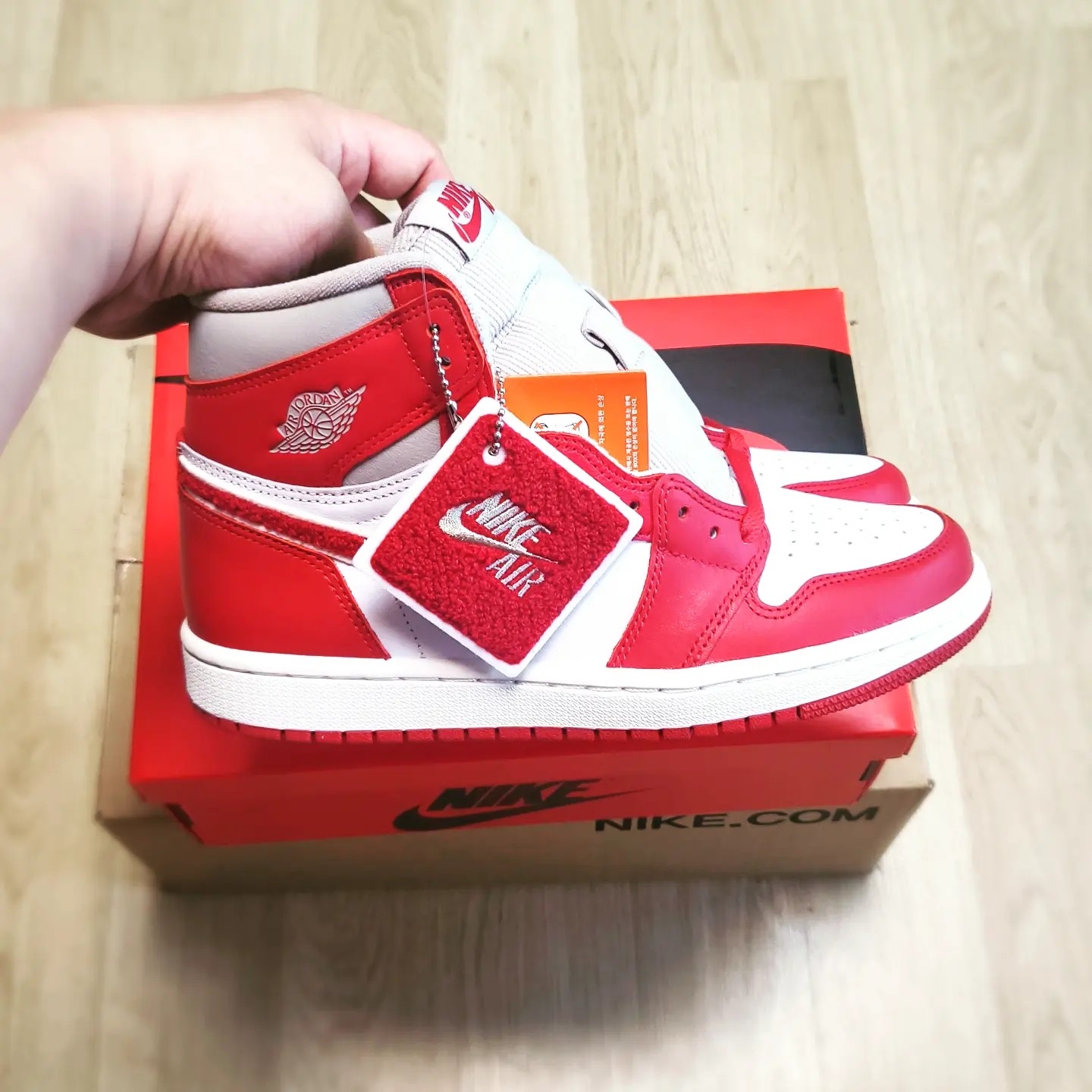 (W) Jordan 1 Retro High OG Varsity Red 착용 스타일 - 4
