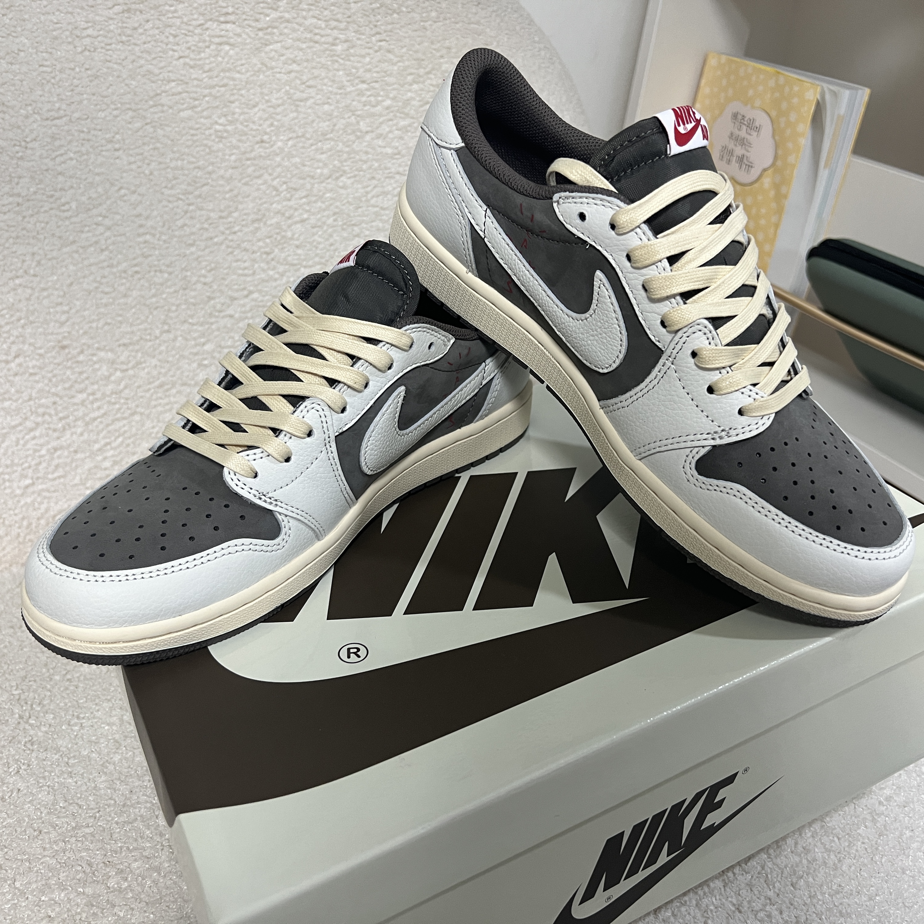 Jordan 1 x Travis Scott Retro Low OG SP Sail and Ridgerock 착용 스타일 - 2