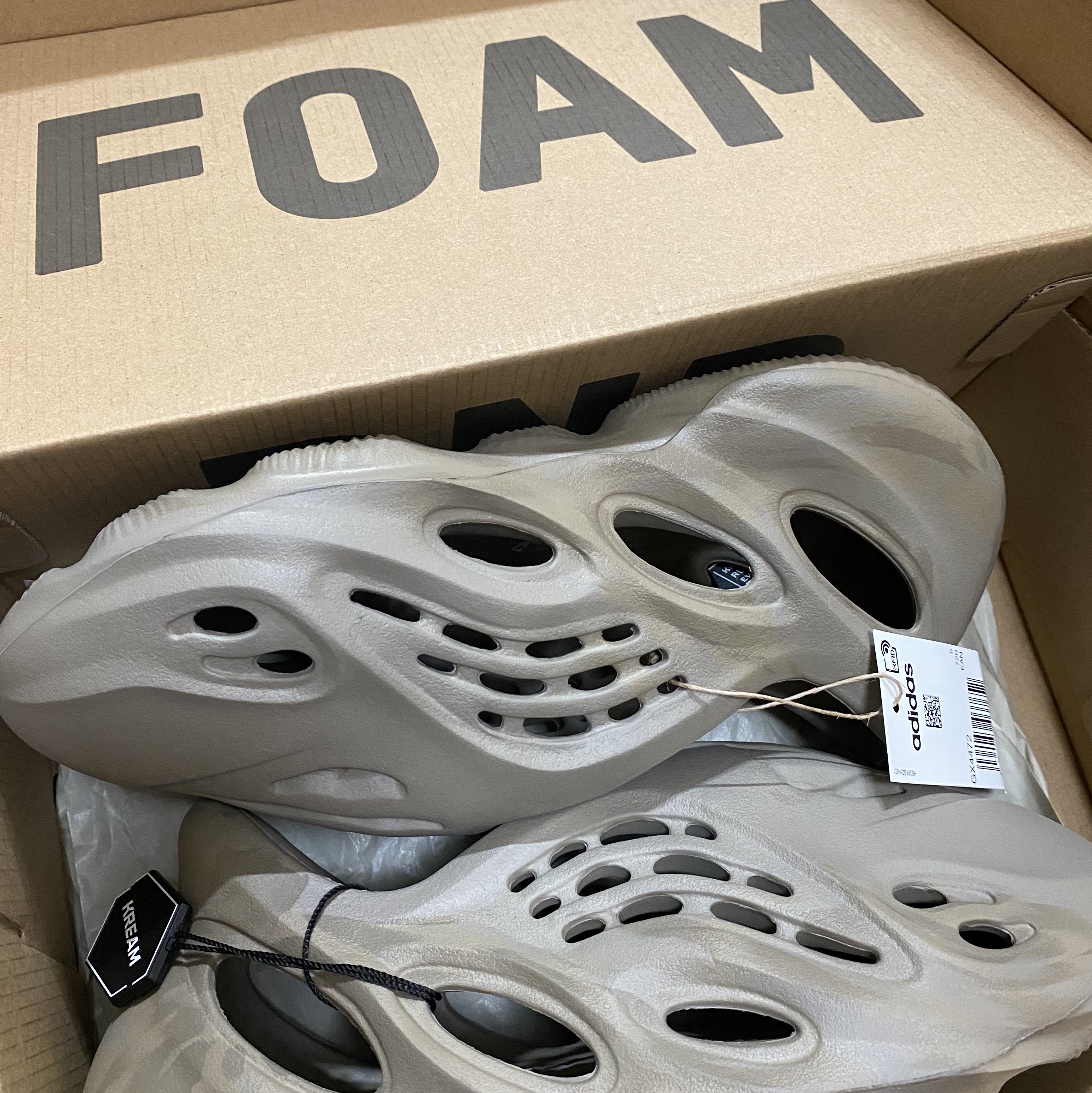 Adidas Yeezy Foam RNNR Stone Sage 착용 스타일
