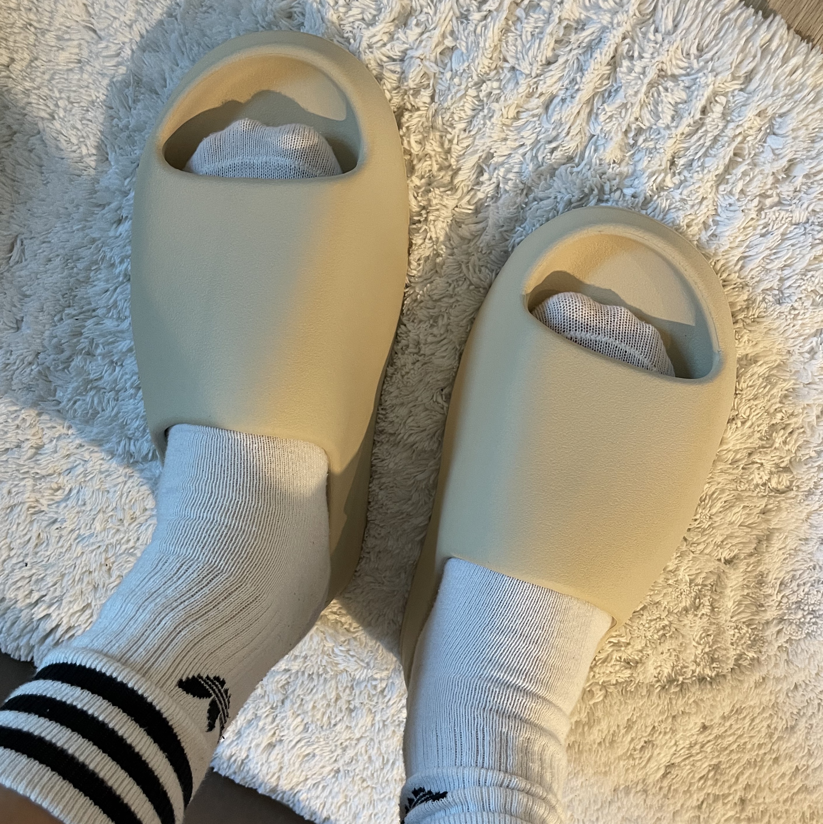Adidas Yeezy Slide Bone 2022/2023 착용 스타일 - 3