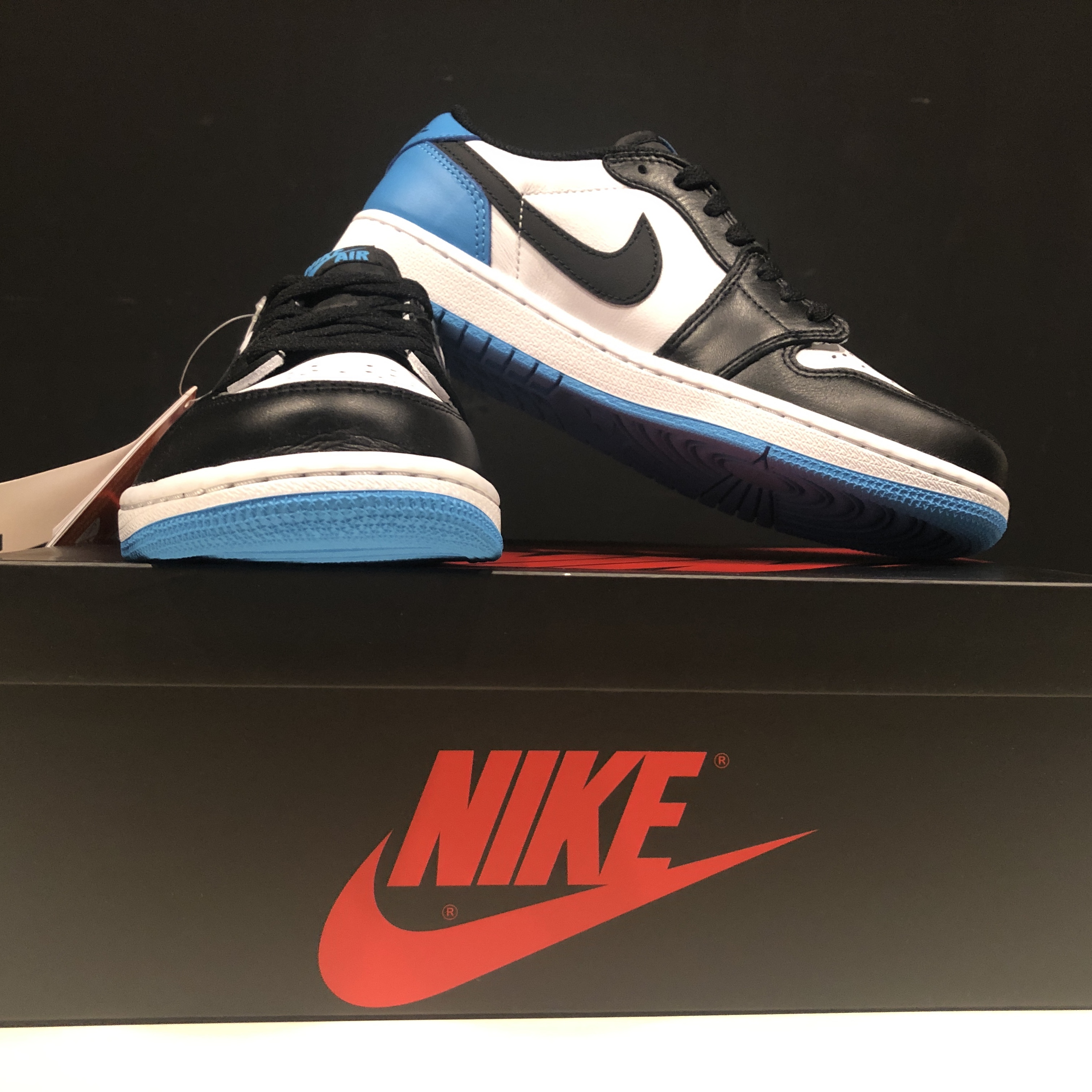 Jordan 1 Retro Low OG Black and Dark Powder Blue 착용 스타일 - 1
