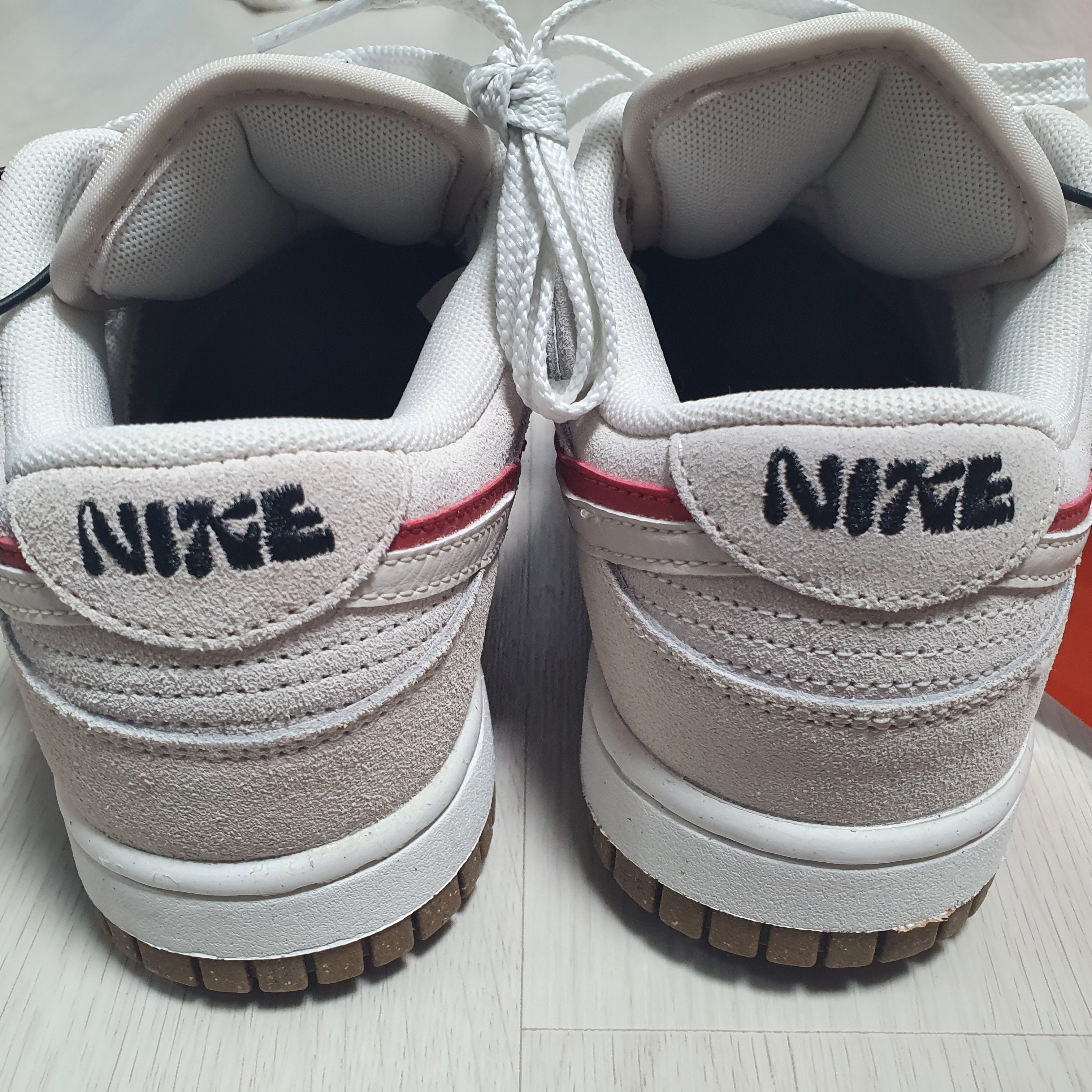 (W) Nike Dunk Low SE 85 Cinnabar 착용 스타일 - 3