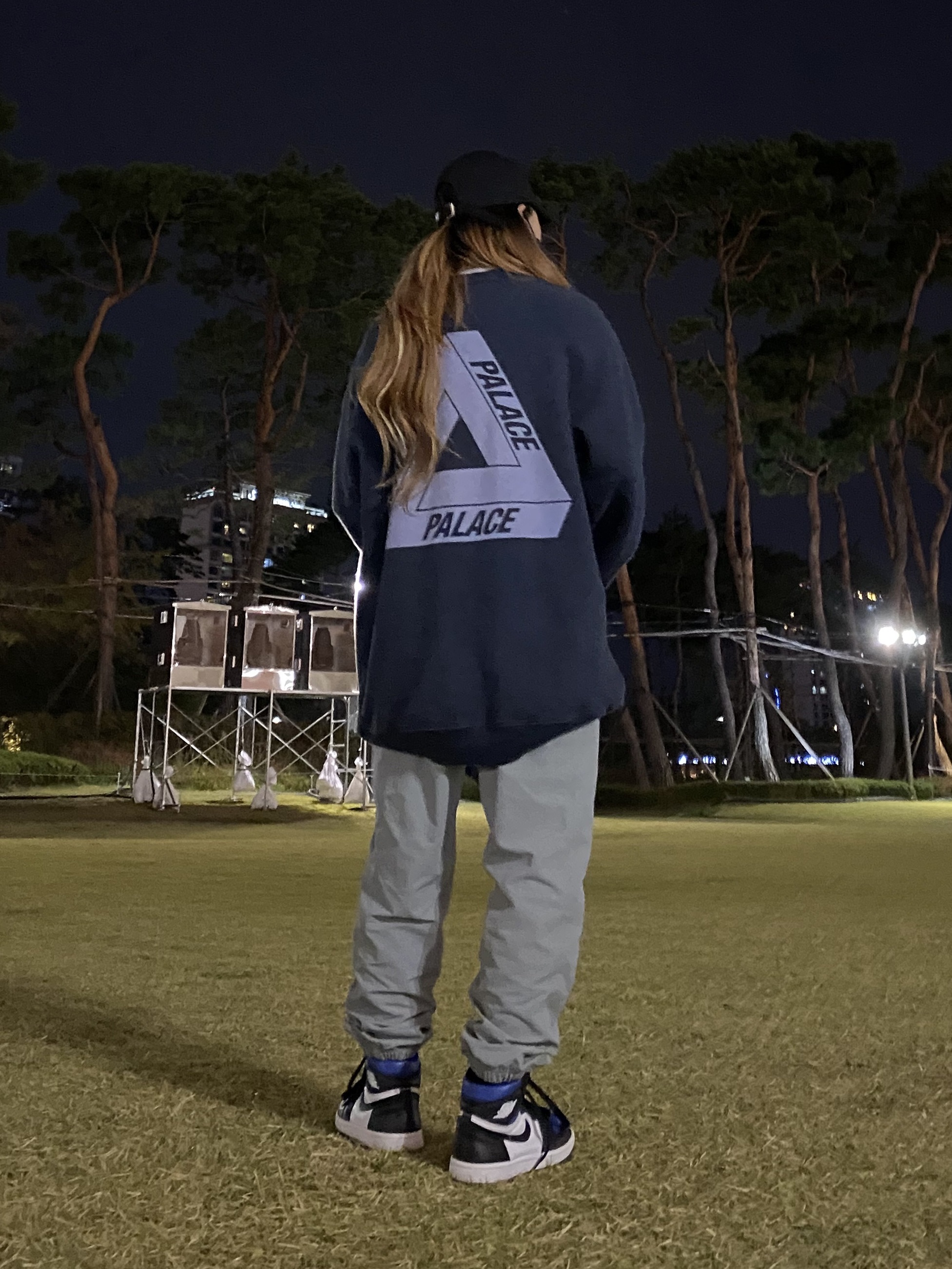 Palace P 6-Panel Black, Jordan 1 Retro High OG Royal Toe 착용 스타일 - 2