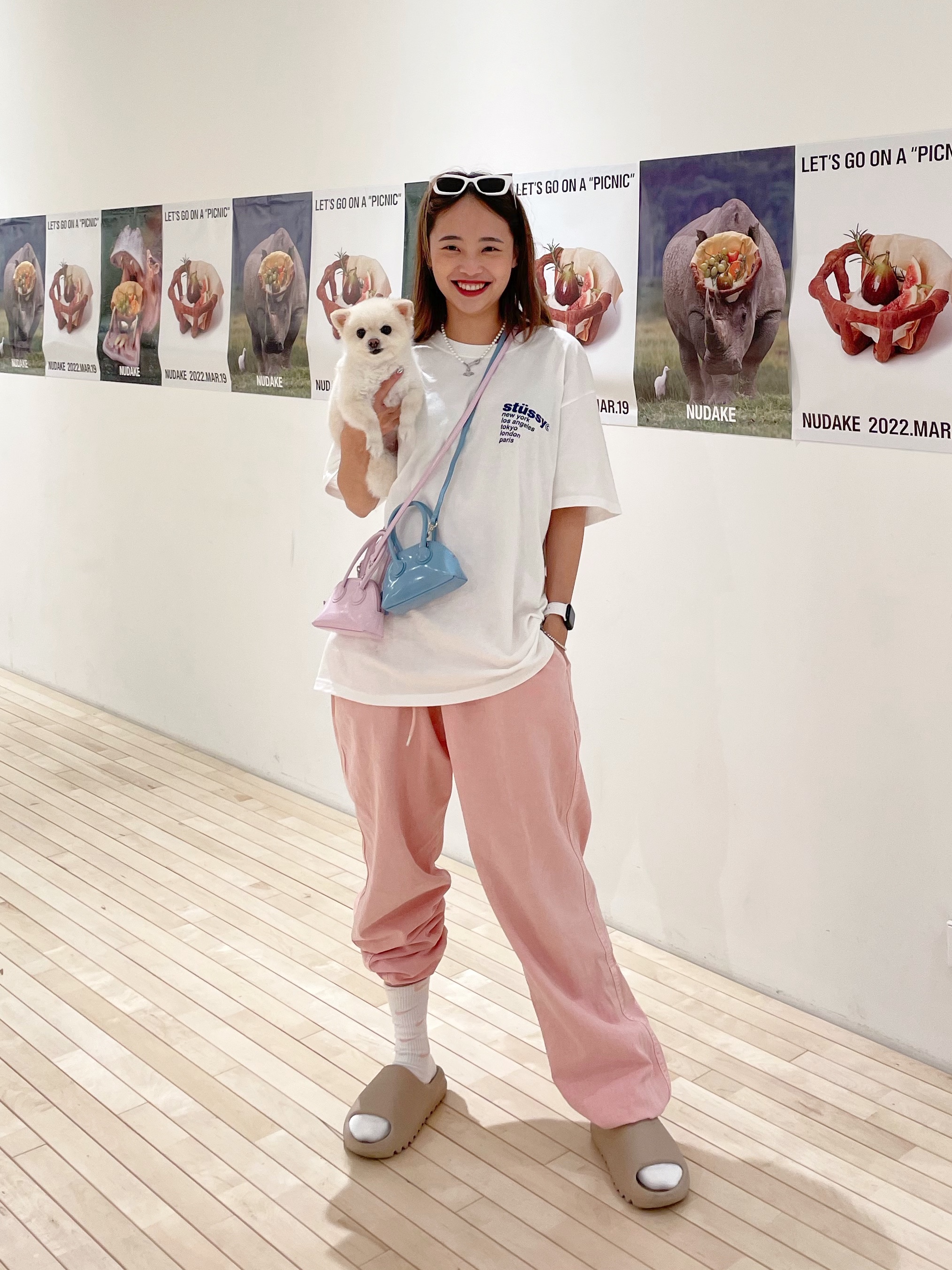Adidas Yeezy Slide Pure - Re-Release Ver., Stussy Strawberry T-Shirt White 착용 스타일 - 1